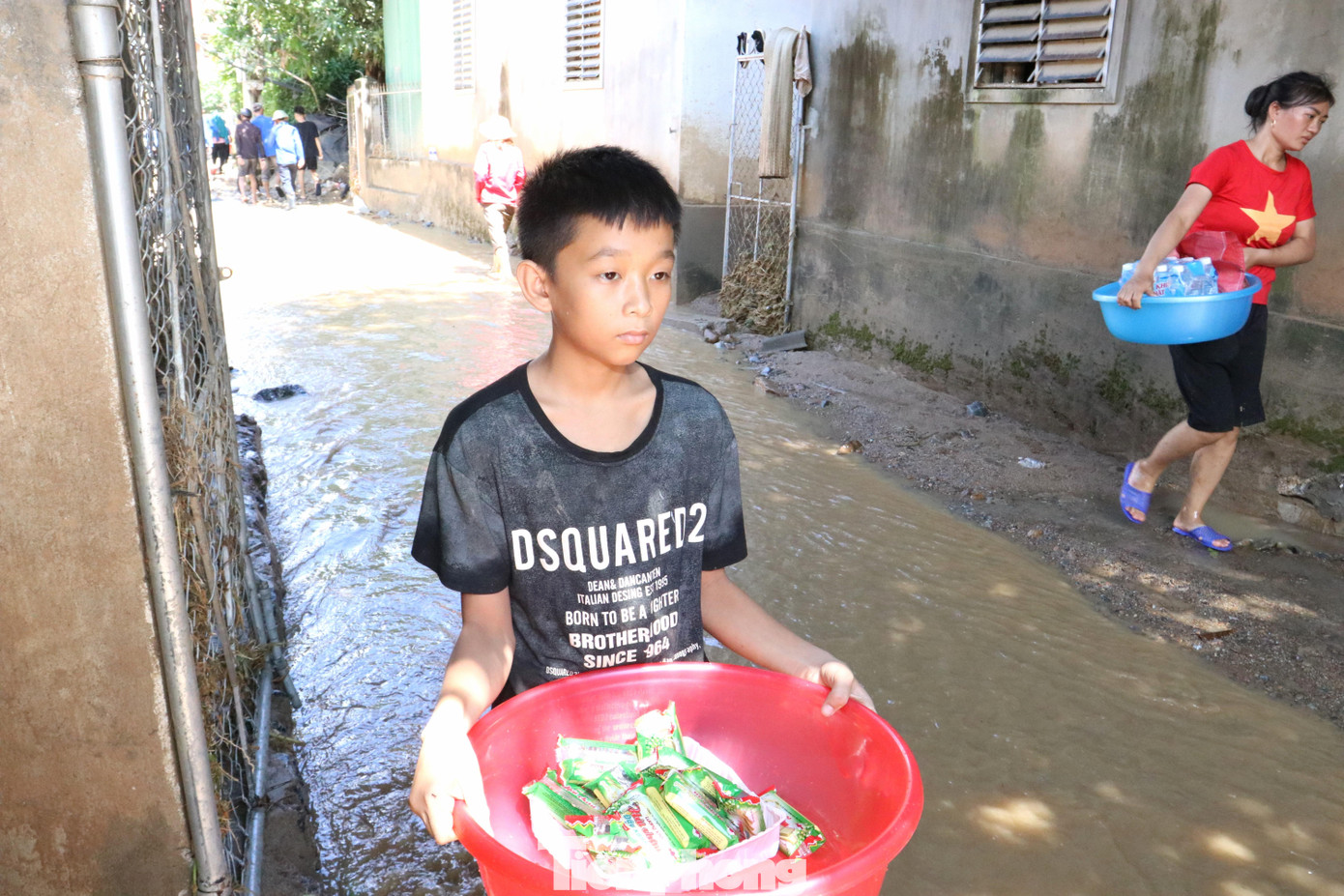 Bố mẹ lo khắc phục hậu quả sau lũ, cậu bé lớp 3 tự đi nhận đồ cứu trợ.