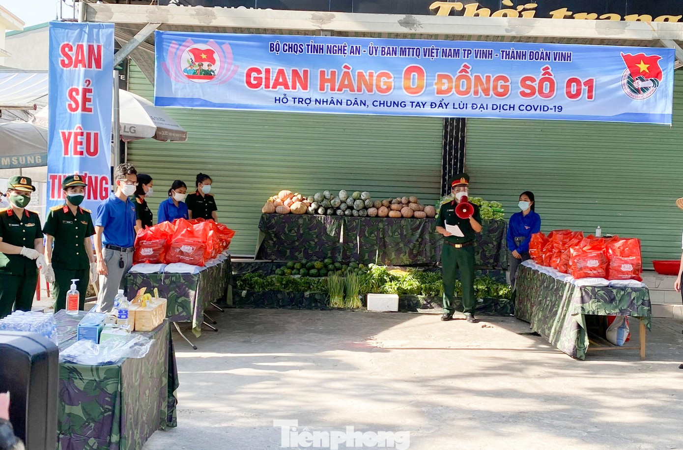 Ngày 24/8, Bộ Chỉ huy Quân sự tỉnh Nghệ An, Thành Đoàn Vinh, Ủy ban MTTQ Việt Nam Thành phố Vinh tổ chức khai trương "Gian hàng 0 đồng" tại phường Hồng Sơn, phường Hưng Bình và phường Vinh Tân (thành phố Vinh). Ngày 24/8, Bộ Chỉ huy Quân sự tỉnh Nghệ An, Thành Đoàn Vinh, Ủy ban MTTQ Việt Nam Thành phố Vinh tổ chức khai trương "Gian hàng 0 đồng" tại phường Hồng Sơn, phường Hưng Bình và phường Vinh Tân (thành phố Vinh).