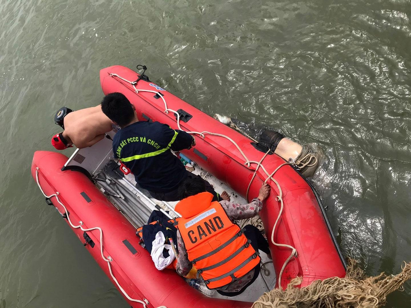 Cảnh sát tìm thấy thi thể nạn nhân cách cầu Bến Thủy 1 khoảng 2 km.