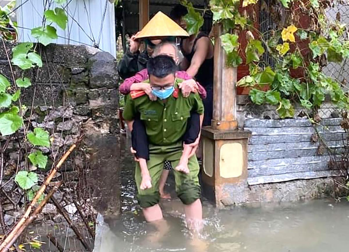 Công an huyện Quỳnh Lưu hỗ trợ các cụ già trên địa bàn di dời tránh lũ. Công an huyện Quỳnh Lưu hỗ trợ các cụ già trên địa bàn di dời tránh lũ.
