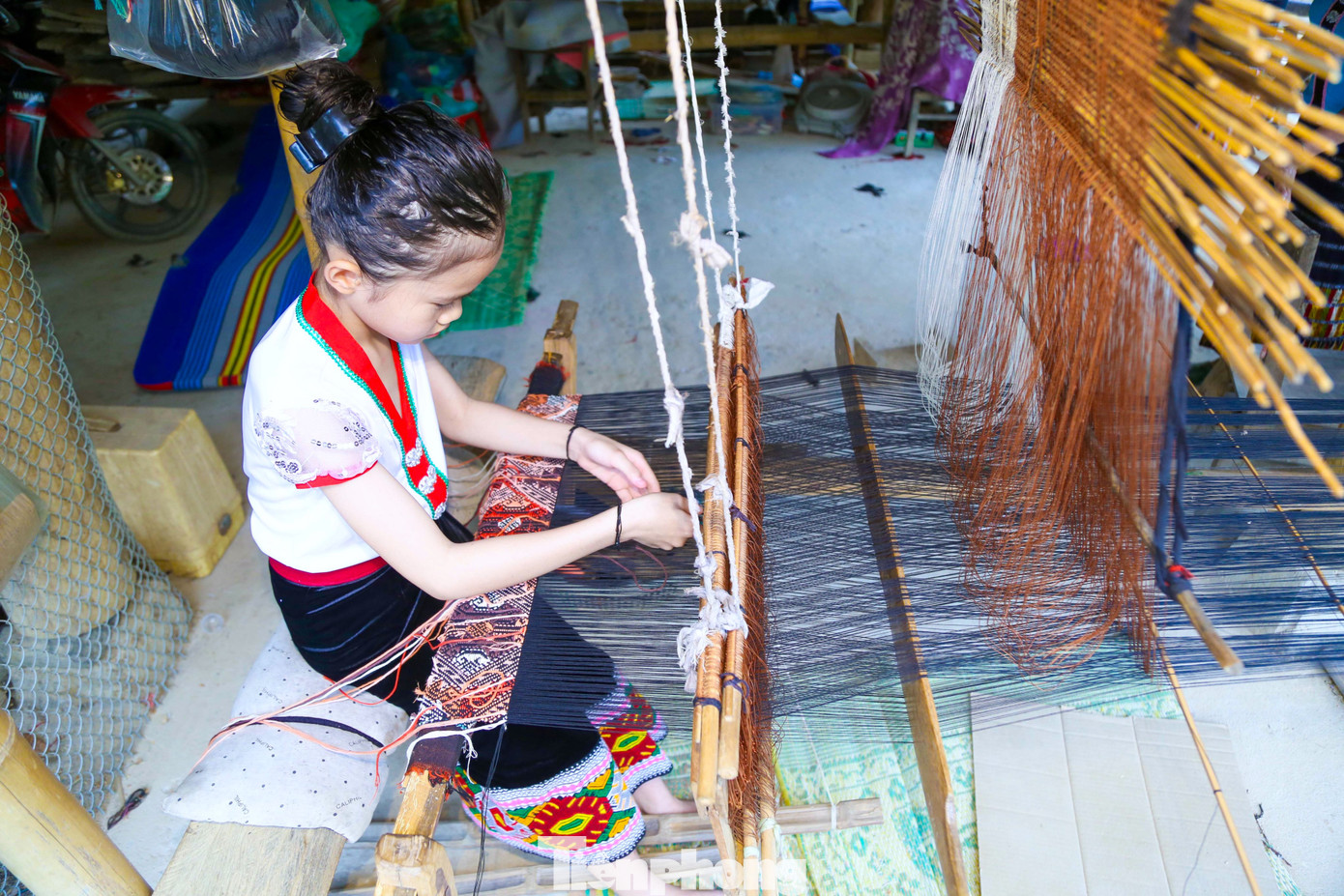 Ngoài việc múa hát, nhiều bé gái lại được bố mẹ truyền nghề dệt vải, đan áo và các đồ dùng thổ cẩm mang đậm bản sắc văn hóa của địa phương.