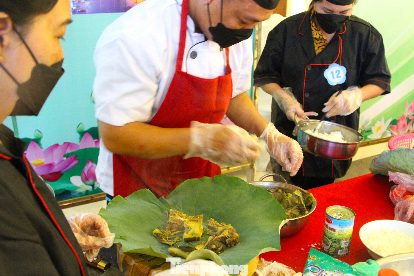 Bà Phan Vũ Diệu Bình - Giảng viên Trường Cao đẳng Du lịch Huế - một trong ba giám khảo cuộc thi cho biết, với chủ đề là sen, nên các món ăn bắt buộc đều phải sử dụng các nguyên liệu từ sen để chế biến. Mỗi đội có năm đầu bếp chính tham gia thi. Các món ăn trong mâm thi phải đầy đủ từ món khai vị, món chính… đến tráng miệng.