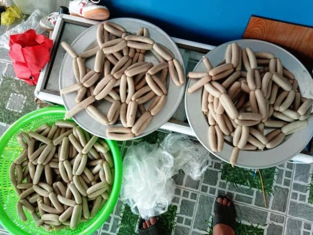 Món xúc xích từ thịt lợn mà anh Chính hỗ trợ.