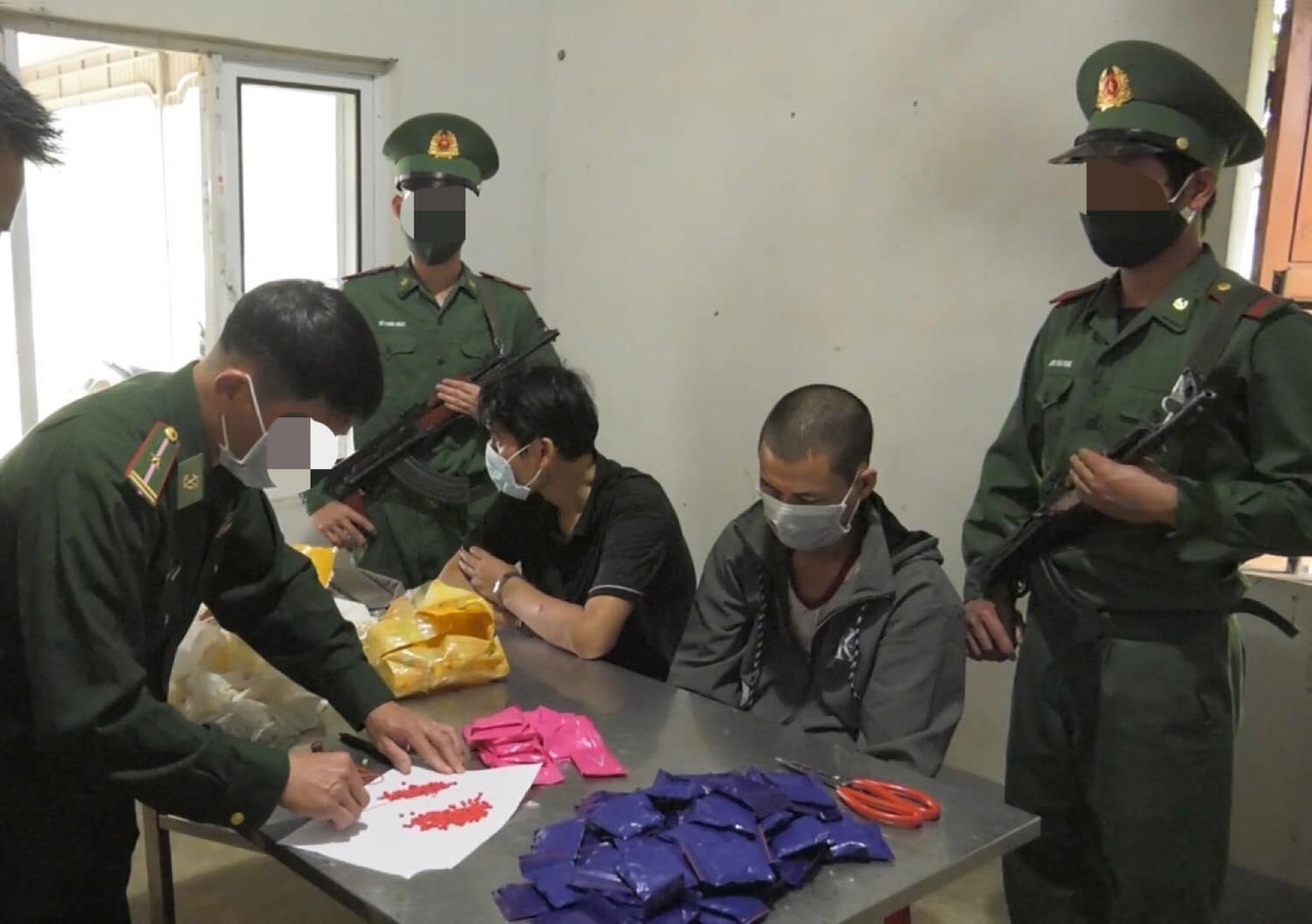Lực lượng chức năng bắt giữ nhóm đối tượng cùng tang vật Lực lượng chức năng bắt giữ nhóm đối tượng cùng tang vật