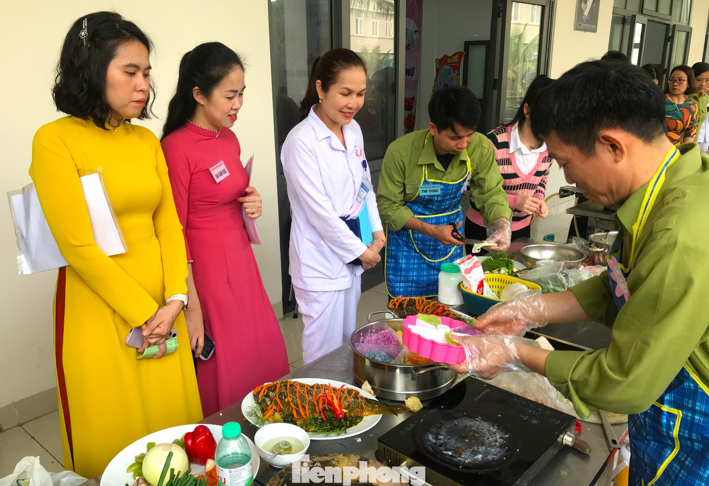 Cuộc thi "Bữa cơm quý ông" diễn ra đã mang lại không khí vui tươi, một ngày lễ 8/3 đầy ý nghĩa cho chị em phụ nữ tại Bệnh viện Quân y 4. Cuộc thi "Bữa cơm quý ông" diễn ra đã mang lại không khí vui tươi, một ngày lễ 8/3 đầy ý nghĩa cho chị em phụ nữ tại Bệnh viện Quân y 4.