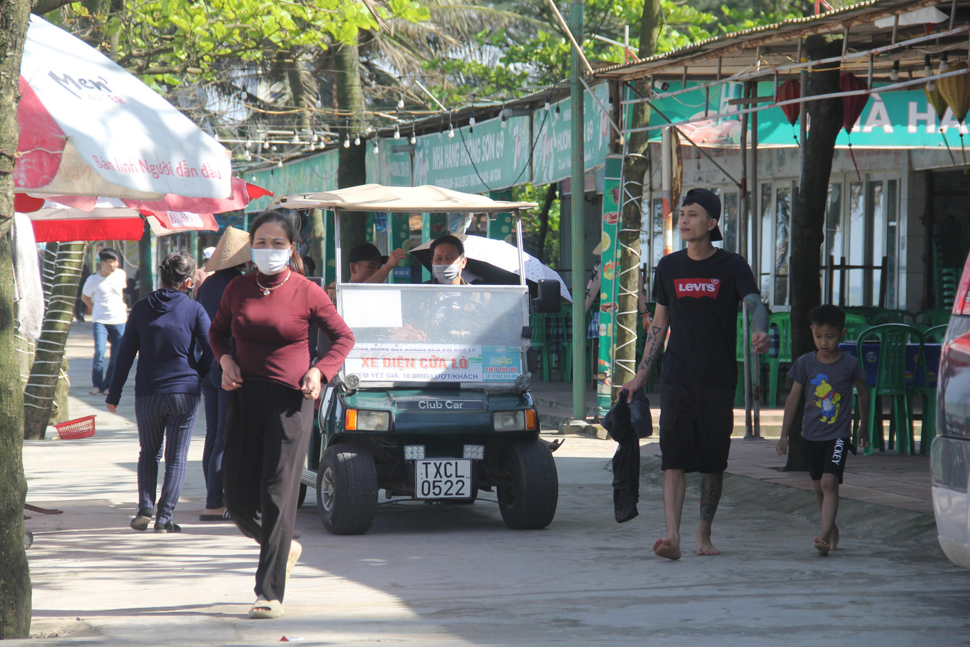 Các ki ốt kinh doanh hải sản dọc bãi biển cũng bắt đầu nhộn nhịp trở lại.