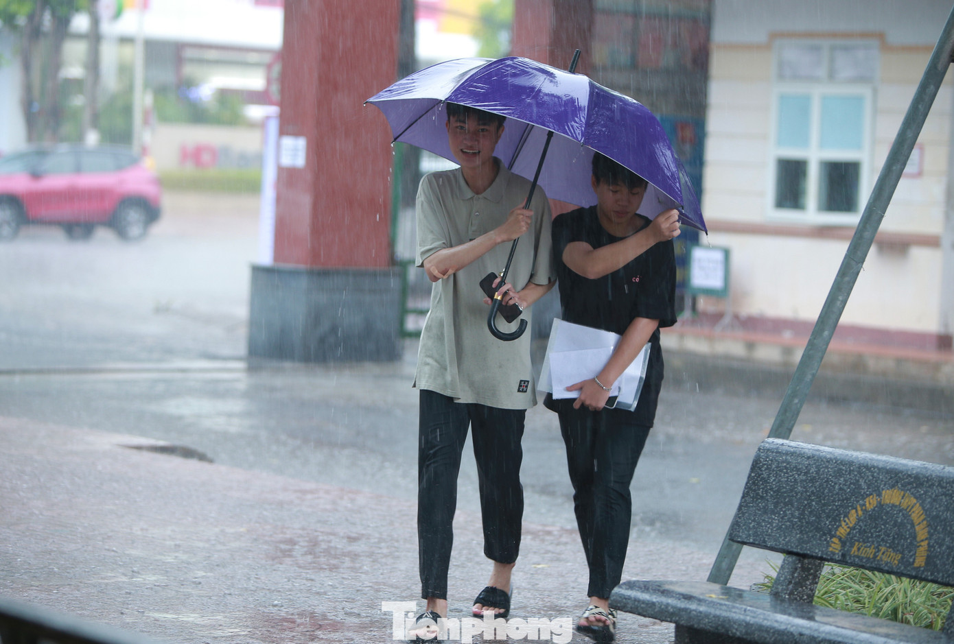 Thí sinh đội mưa, cùng đến địa điểm thi làm thủ tục với tâm lý khá thoái mái trước ngày &quot;vượt vũ môn&quot;.