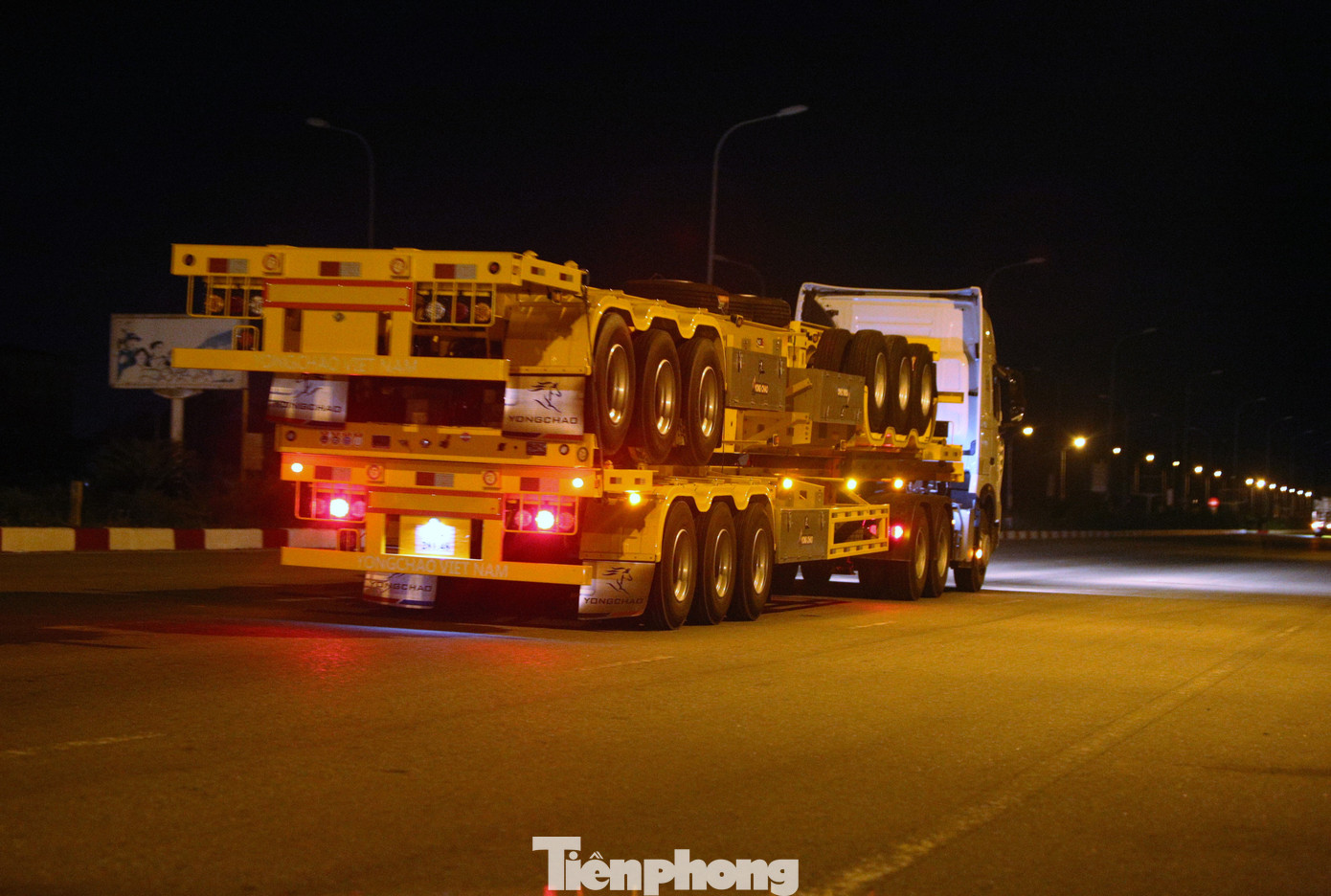 Đủ loại xe với kích cỡ khác nhau, chủ yếu mang biển ngoại tỉnh di chuyển liên tục trên cung đường ven biển. Trong ảnh là loạt xe chạy trên đường ven biển với tốc độ khá cao đoạn qua thị trấn Lộc Hà, xã Thịnh Lộc (huyện Lộc Hà).