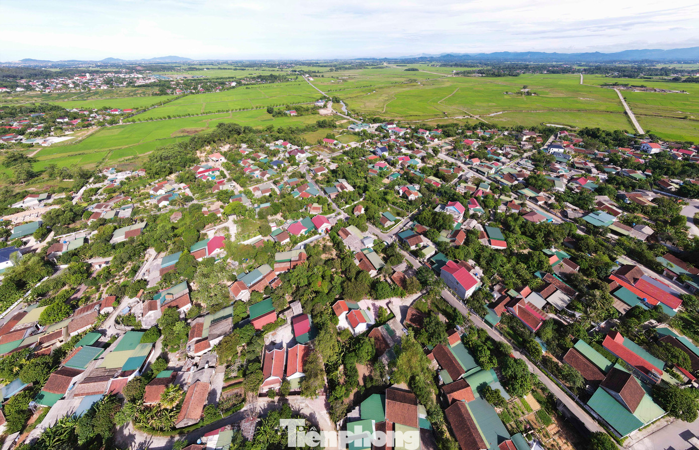 Làng Trường Lưu (trước thuộc xã Lai Thạch, huyện La Sơn, phủ Đức Quang, nay là xã Kim Song Trường, huyện Can Lộc, tỉnh Hà Tĩnh). Ngôi làng cổ có tuổi đời hơn 600 năm này được biết đến với dòng họ Nguyễn Huy nổi tiếng cả nước với những tên tuổi đỗ đại khoa và đều có sự nghiệp thơ văn nổi tiếng. Làng Trường Lưu (trước thuộc xã Lai Thạch, huyện La Sơn, phủ Đức Quang, nay là xã Kim Song Trường, huyện Can Lộc, tỉnh Hà Tĩnh). Ngôi làng cổ có tuổi đời hơn 600 năm này được biết đến với dòng họ Nguyễn Huy nổi tiếng cả nước với những tên tuổi đỗ đại khoa và đều có sự nghiệp thơ văn nổi tiếng.