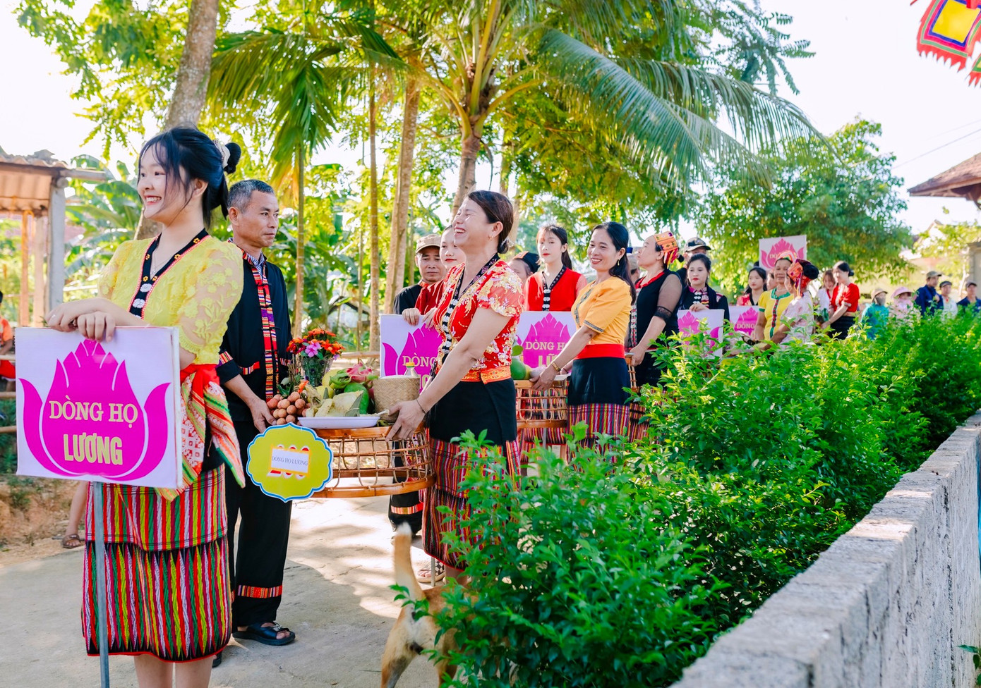 Các dòng họ sau đó sẽ cử người đại diện bê mâm lễ rước. Dẫn đoàn rước lễ là thầy mo đến các mâm lễ. Bà con dân bản và quan khách cùng đi bộ rước từ nhà văn hóa ra Miếu Bản Bộng để làm lễ. Ảnh: Hạnh Phúc.