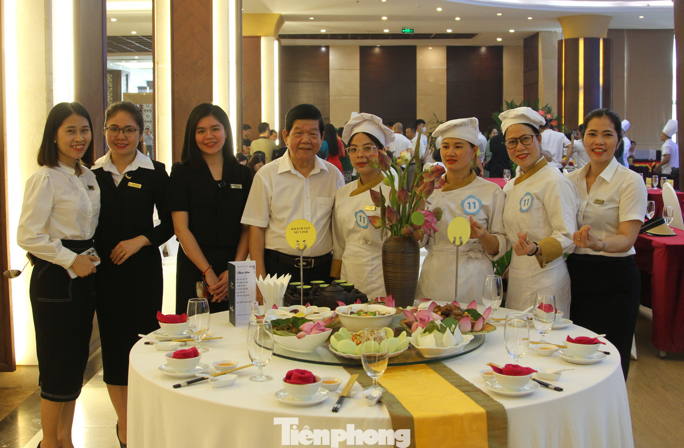 Các đội dự thi trải qua 2 nội dung, bao gồm phần chế biến mâm cơm có các món ăn từ sen và phần thuyết trình, giới thiệu mâm cơm.