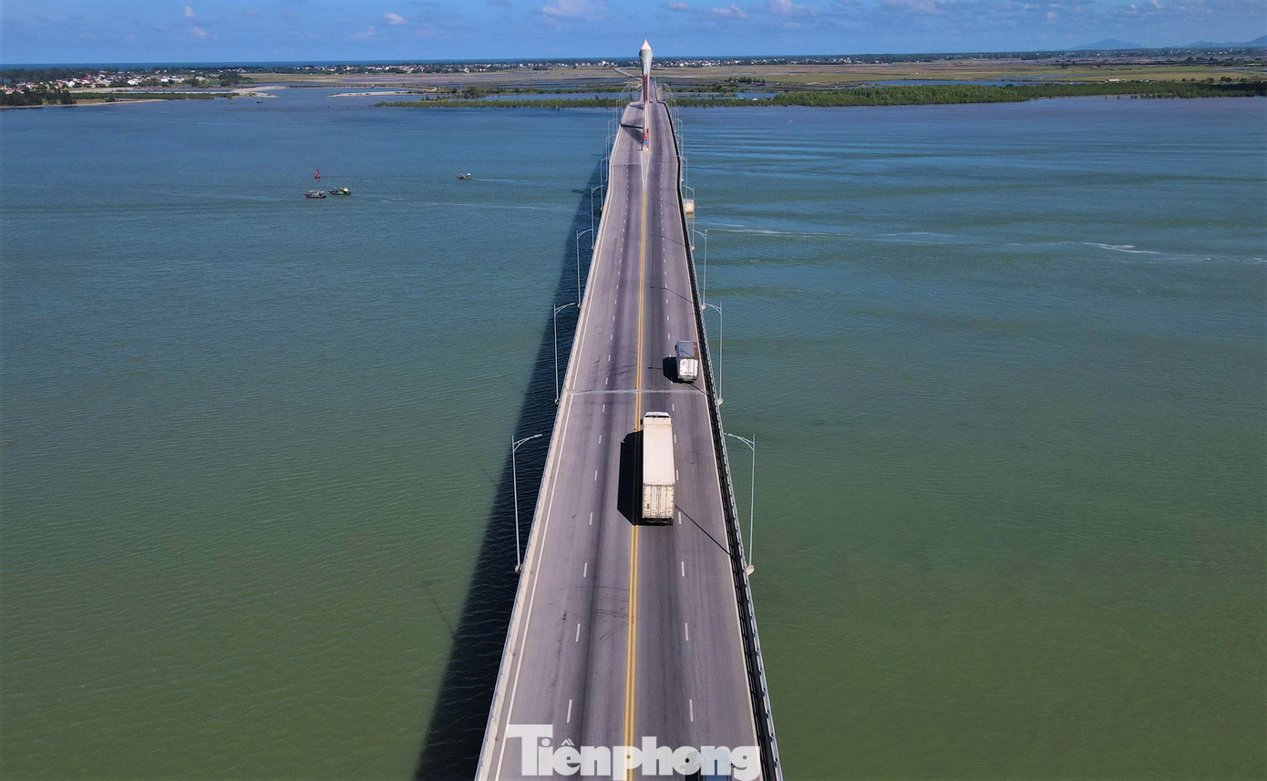 Xe tải trọng lớn xuất hiện dày trong thời gian dài trên tuyến đường ven biển còn ảnh hưởng tới chất lượng tuyến đường nghìn tỷ. Trong ảnh là đường dẫn lên cầu Cửa Hội, nối hai tỉnh Nghệ An - Hà Tĩnh lộ rõ vệt lằn bánh xe.