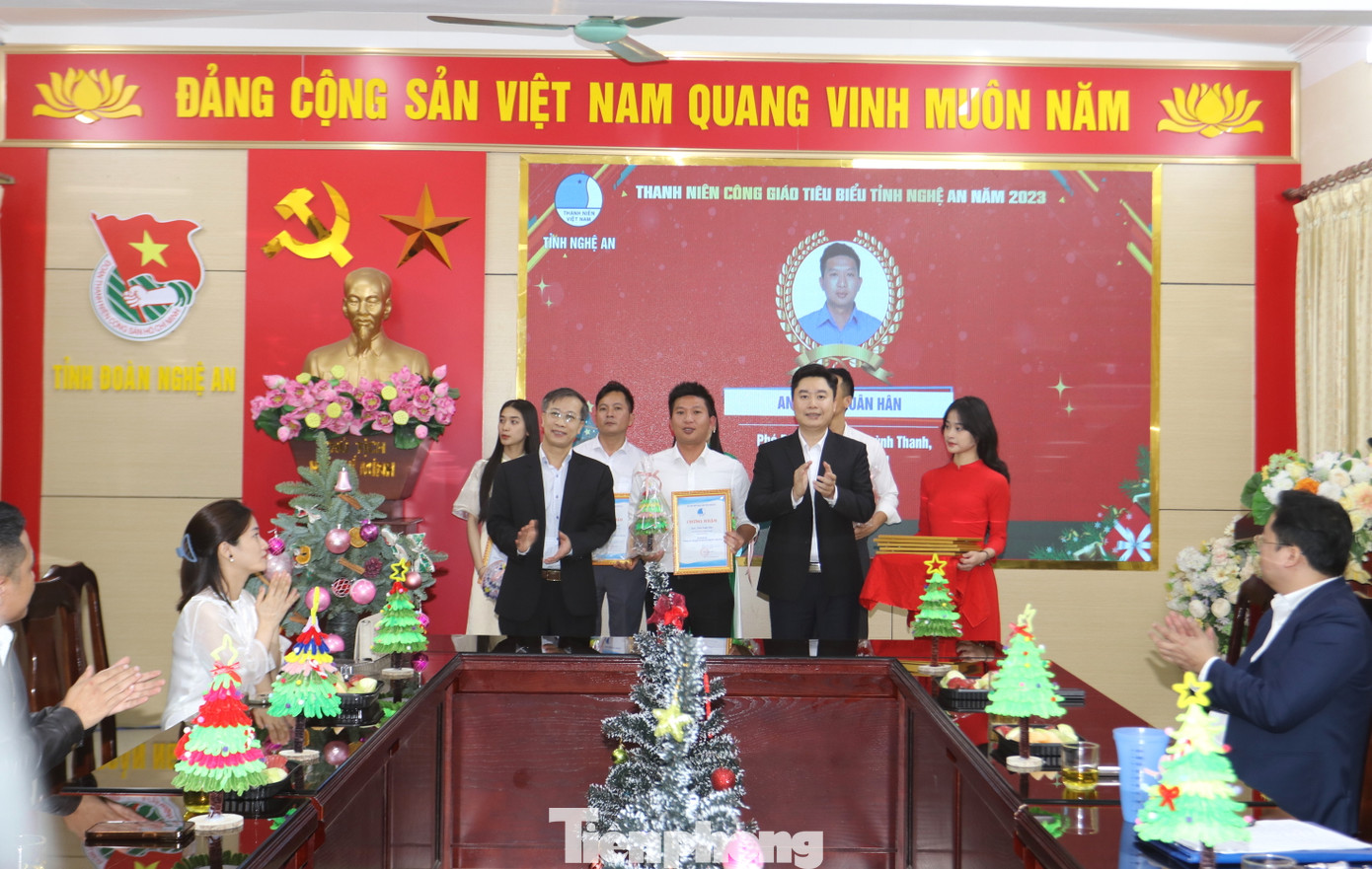 Trao tặng Giấy chứng nhận cho những thanh niên công giáo tiêu biểu.