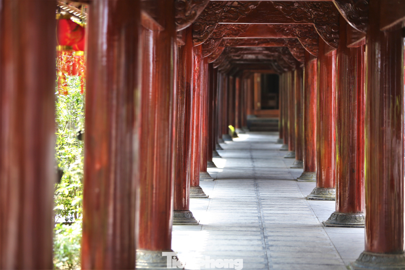 Lối đi vòng phía sau điện được làm vòm mái với hàng cột lớn. Khuôn viên ba khu nhà được chăm sóc bởi các sư thầy cùng phật tử là con cháu dòng họ Trần đảm nhiệm.