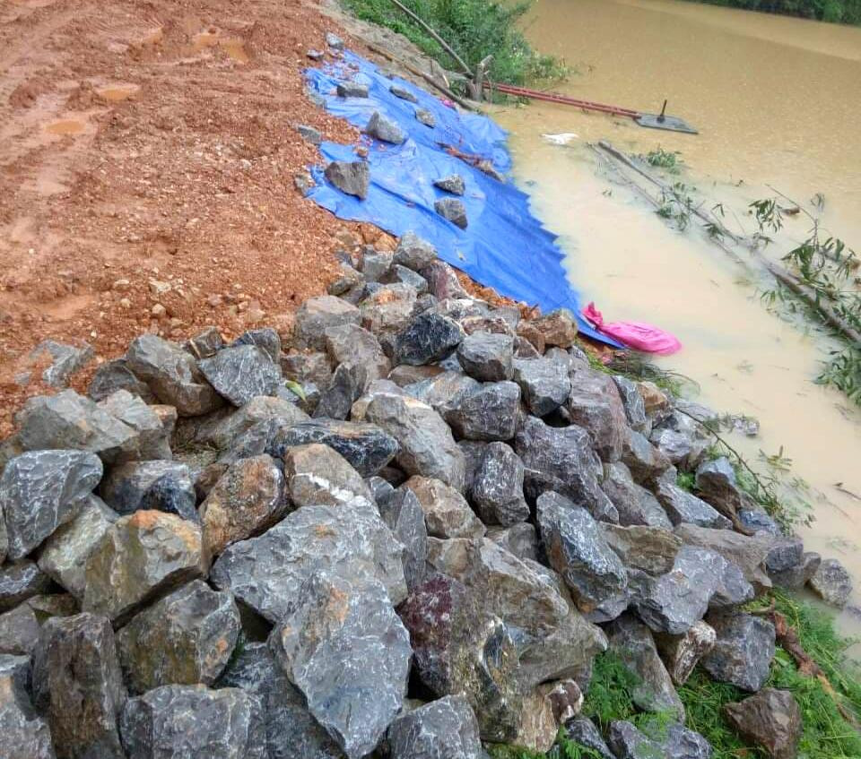 Đập Bàn Vàng được gia cố tạm thời bằng đá hộc, đất sau sự cố vỡ thân đập Đập Bàn Vàng được gia cố tạm thời bằng đá hộc, đất sau sự cố vỡ thân đập