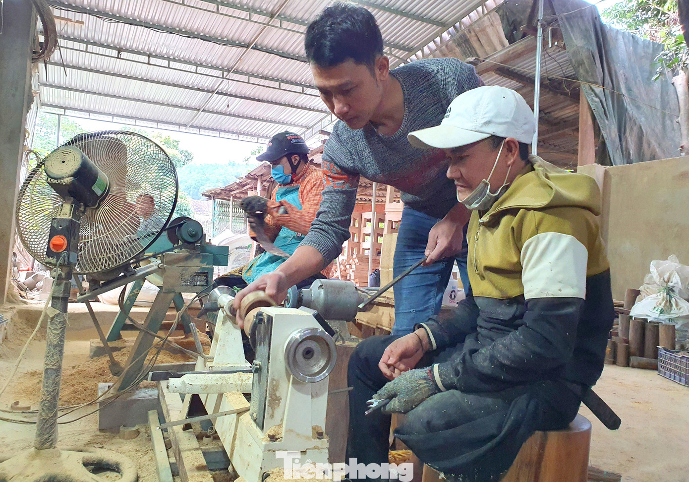 Giờ những người thợ Đan Lai đã dần quen với máy móc, đã tự tay làm được những sản phẩm mỹ nghệ độc đáo. Anh La Văn Vinh - một thanh niên người Đan Lai cười nói: “Nếu cứ ở trong bản, tôi chẳng bao giờ biết đến máy móc. Tôi đang học việc nhưng mỗi tháng cũng được trả công 4 triệu đồng. Đây là số tiền rất lớn đối với dân bản chúng tôi”.