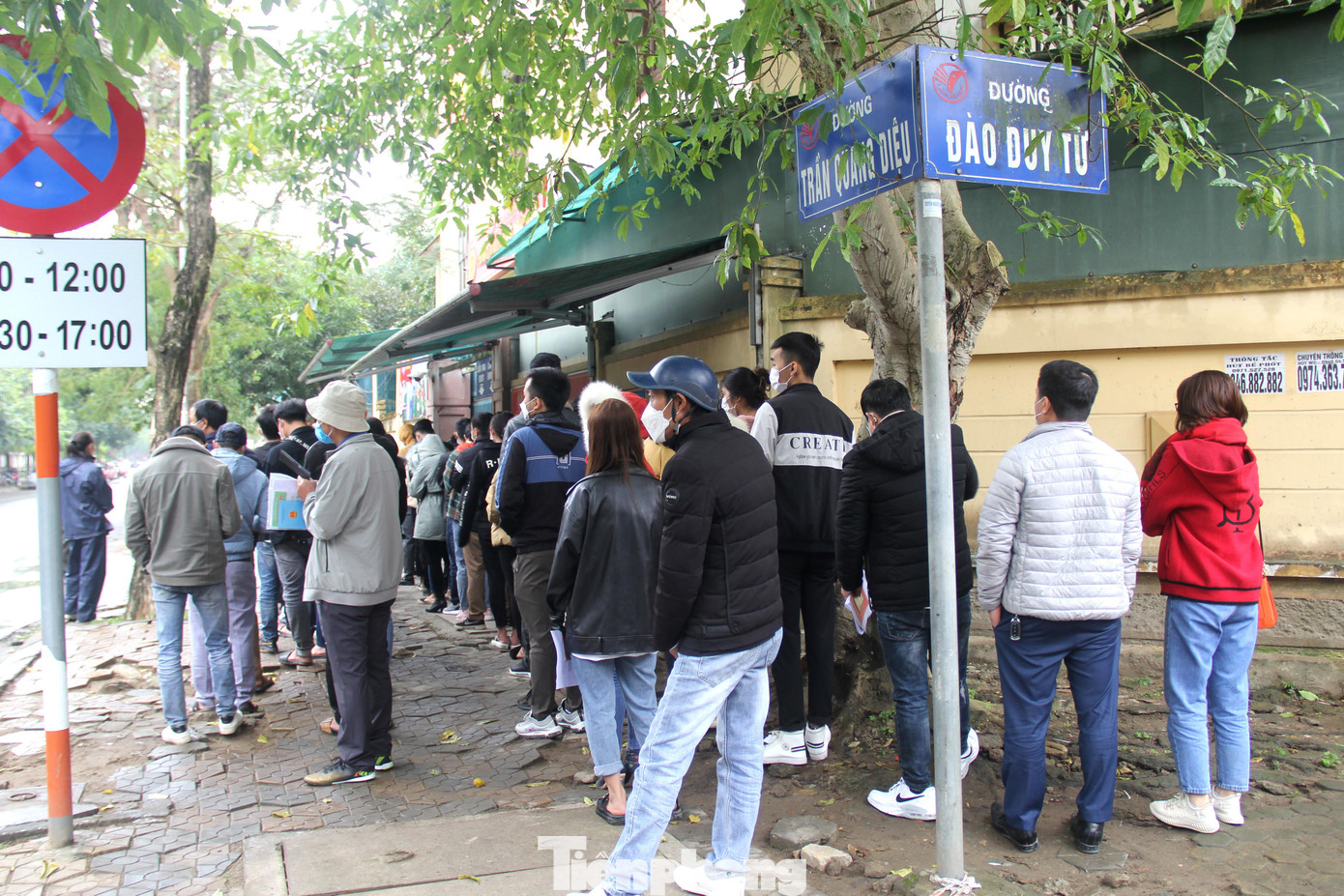 Ngày 10/2, đoạn đường Trần Quang Diệu (TP.Vinh) trước cổng Phòng quản lý xuất nhập cảnh (Công an Nghệ An) tấp nập người dân tới làm thủ tục cấp hộ chiếu, xếp thành hàng dài trên vỉa hè.