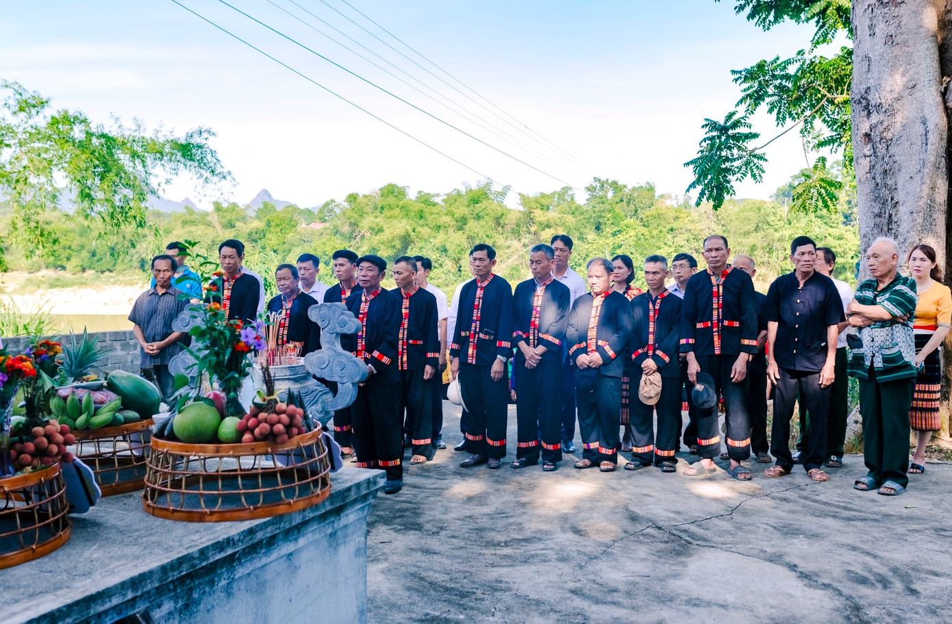Tại Miếu Bản Bộng, các dòng họ sửa sang mâm lễ dâng lên. Thầy mo sau đó tiến hành làm lễ cúng nhằm tôn vinh hạt thóc của trời đất ban cho bản mường và cảm tạ các bậc thần linh. Ảnh: Hạnh Phúc.