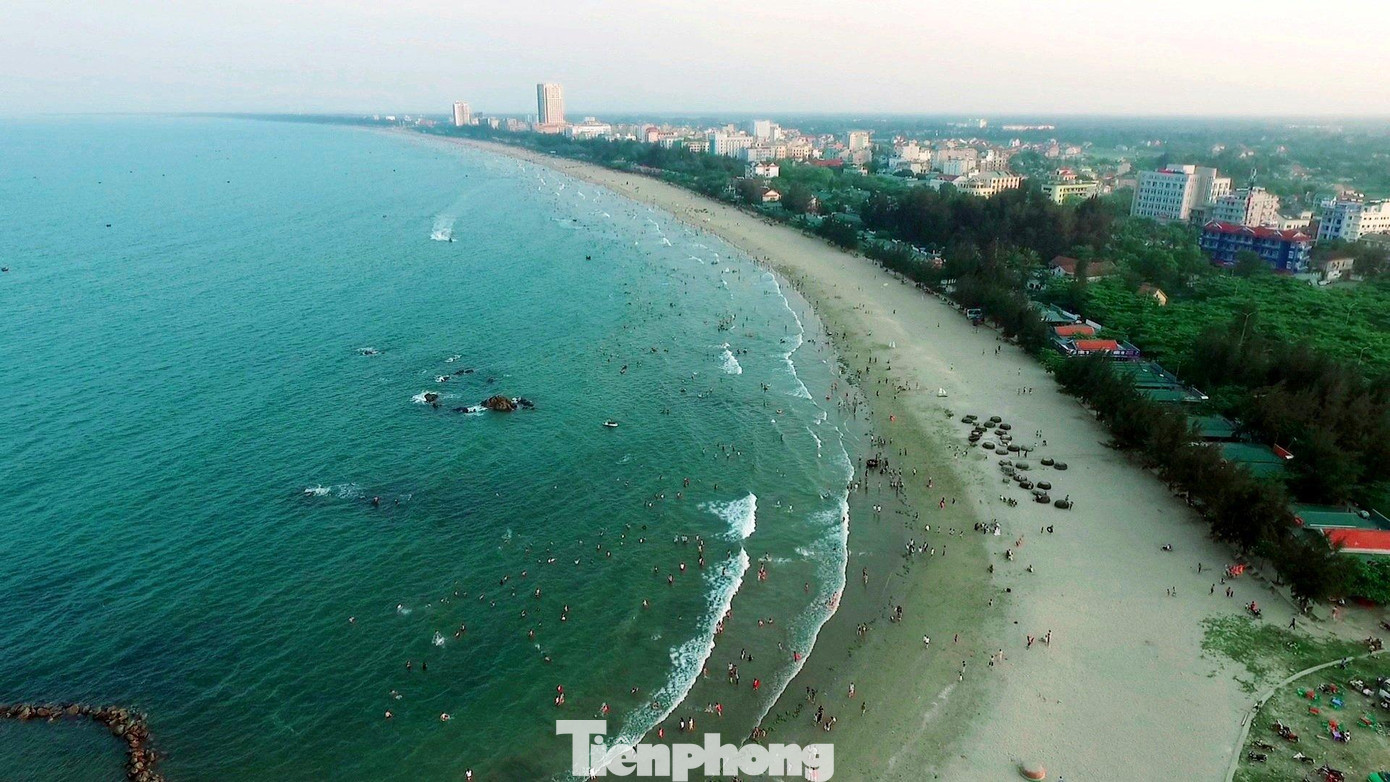 Bãi biển Cửa Lò nằm trên 3 phường gồm Thu Thủy, Nghi Thu và Nghi Hương của TX. Cửa Lò (Nghệ An). Với chiều dài khoảng 10km, bãi cát bằng phẳng, rộng lớn,… biển Cửa Lò được đánh giá là một trong những bãi tắm đẹp nhất ở miền Trung, thu hút hàng triệu du khách tới tắm biển, nghỉ dưỡng mỗi năm.