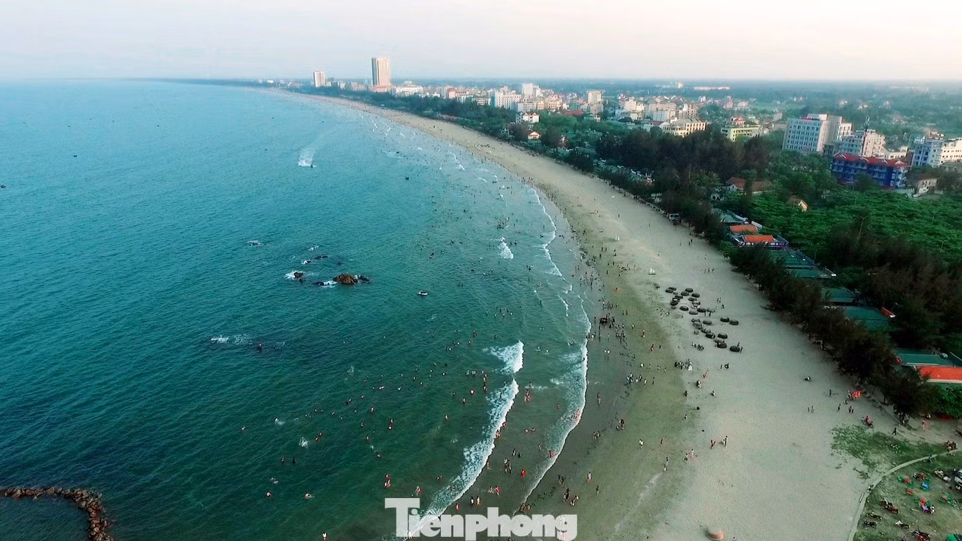 Bãi biển Cửa Lò nằm trên 3 phường gồm Thu Thủy, Nghi Thu và Nghi Hương của TX. Cửa Lò (Nghệ An). Với chiều dài khoảng 10km, bãi cát bằng phẳng, rộng lớn,… biển Cửa Lò được đánh giá là một trong những bãi tắm đẹp nhất ở miền Trung, thu hút hàng triệu du khách tới tắm biển, nghỉ dưỡng mỗi năm.