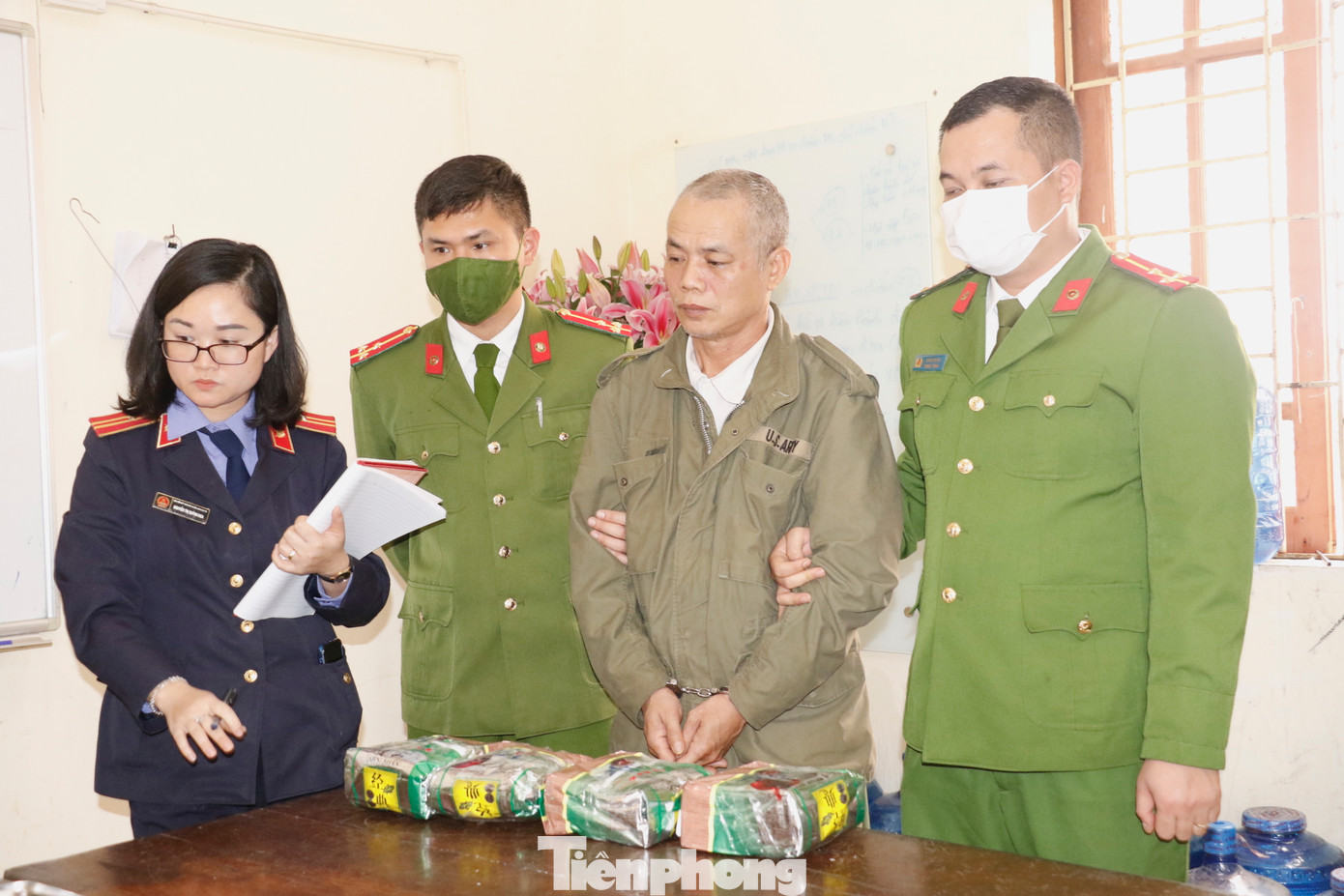 Cảnh cùng tang vật tại cơ quan công an.