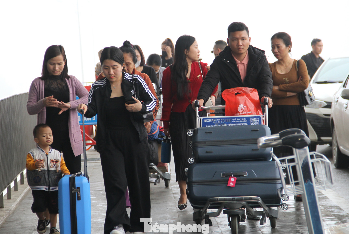 Hành khách đến sân bay Vinh phải ngồi chờ ở phía ngoài vì các chuyến bay bị hủy.