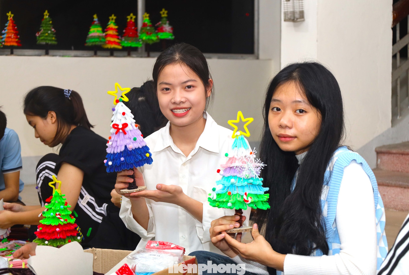Các bạn đoàn viên thanh niên khoe thành quả sau khi mày mò làm ra cây thông Noel ưng ý.
