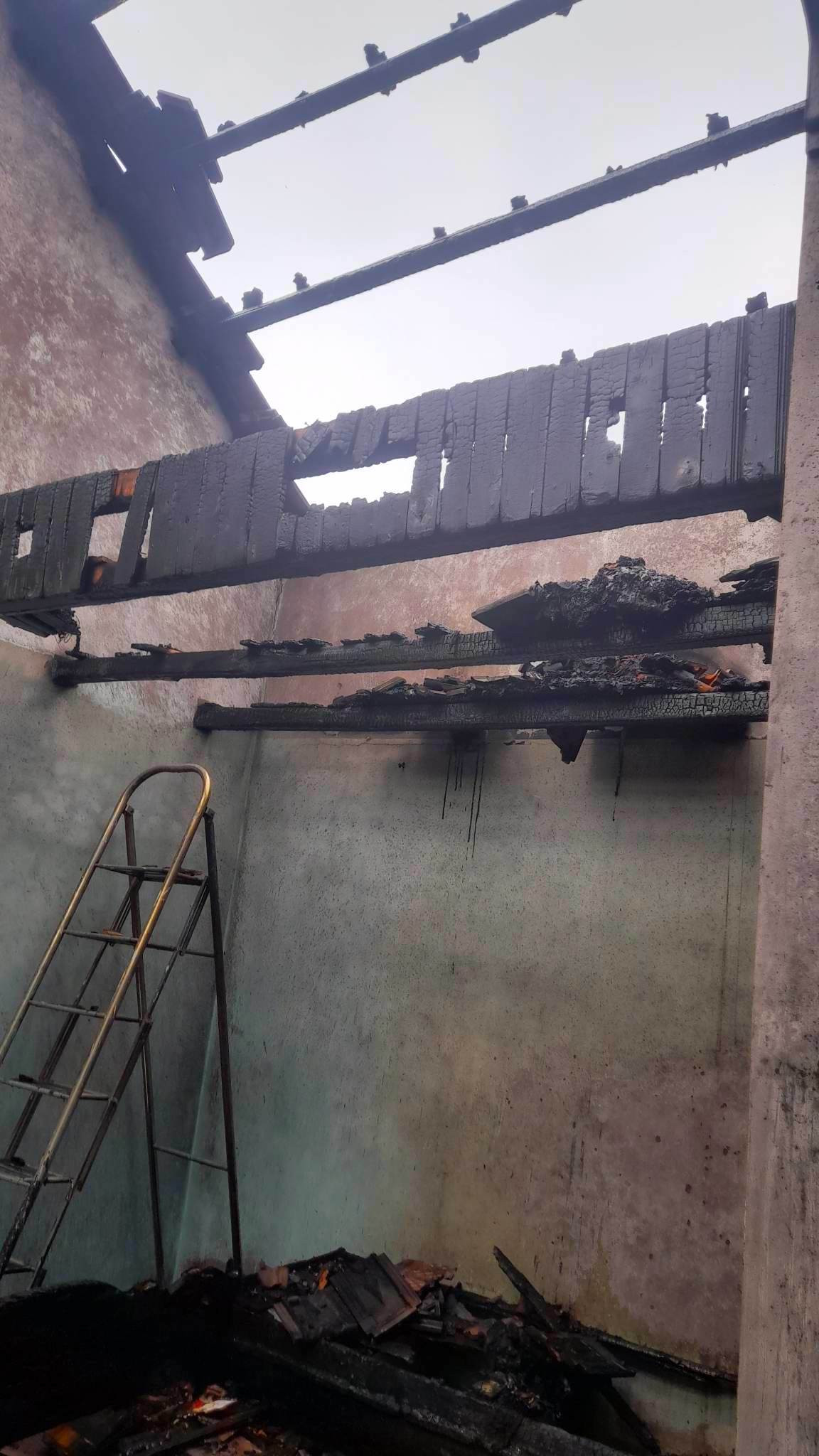 Trần và mái ngói bị cháy trụi. (Ảnh: Đinh Thùy).