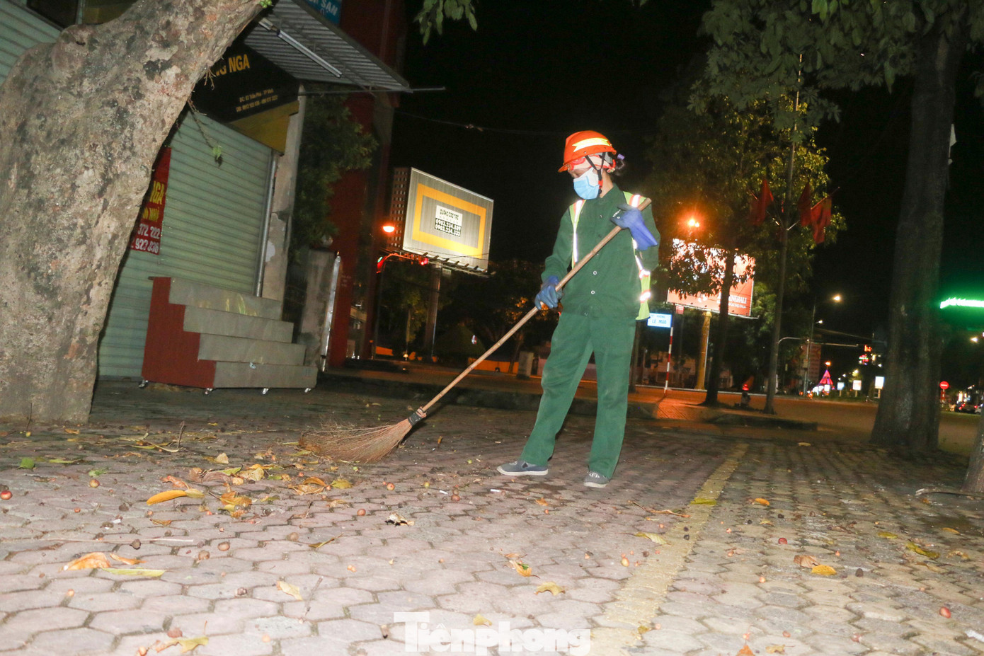 Mỗi đêm, không kể ngày mưa gió những công nhân môi trường vẫn có mặt tại các con đường, ngõ phố để quét dọn, thu gom rác của toàn thành phố. Mỗi đêm, không kể ngày mưa gió những công nhân môi trường vẫn có mặt tại các con đường, ngõ phố để quét dọn, thu gom rác của toàn thành phố.