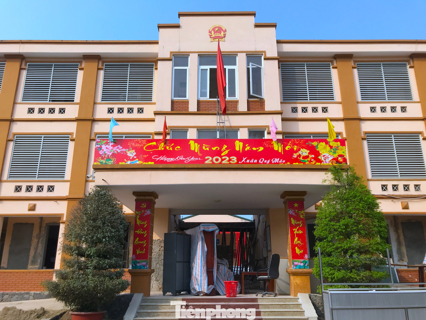 Được biết, trụ sở UBND xã Hưng Hòa được xây dựng và đưa vào sử dụng hơn chục năm trước. Sau một thời gian sử dụng, công trình này vẫn đang còn khang trang, sạch đẹp.