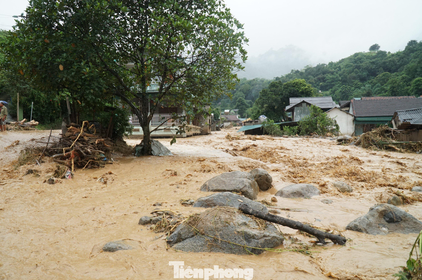 Hàng chục ngôi nhà bị lũ cuốn, hàng trăm ngôi nhà chìm trong nước.
