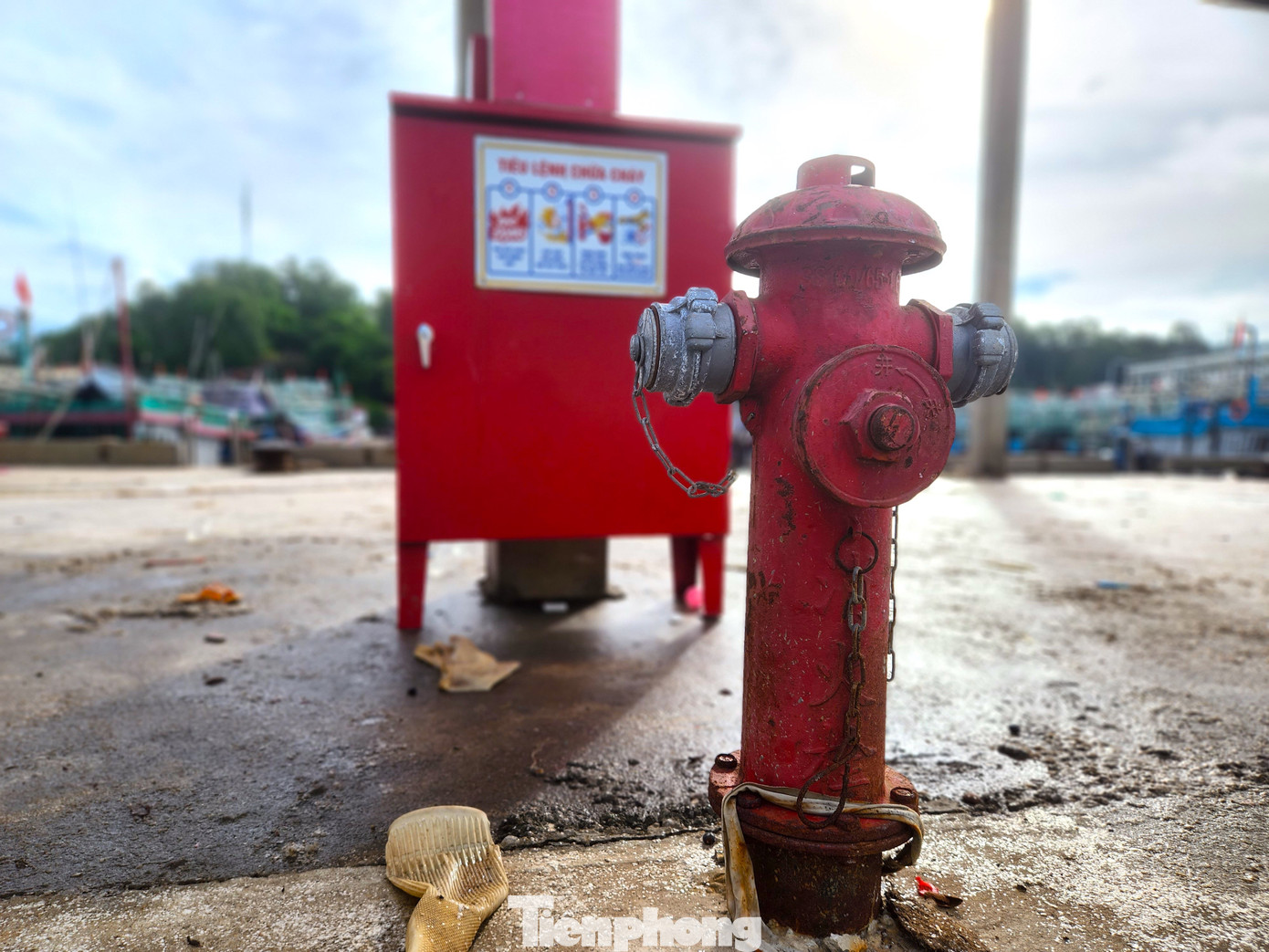 Tuy nhiên chỉ mới có cột nước và hộp không. Tuy nhiên chỉ mới có cột nước và hộp không.