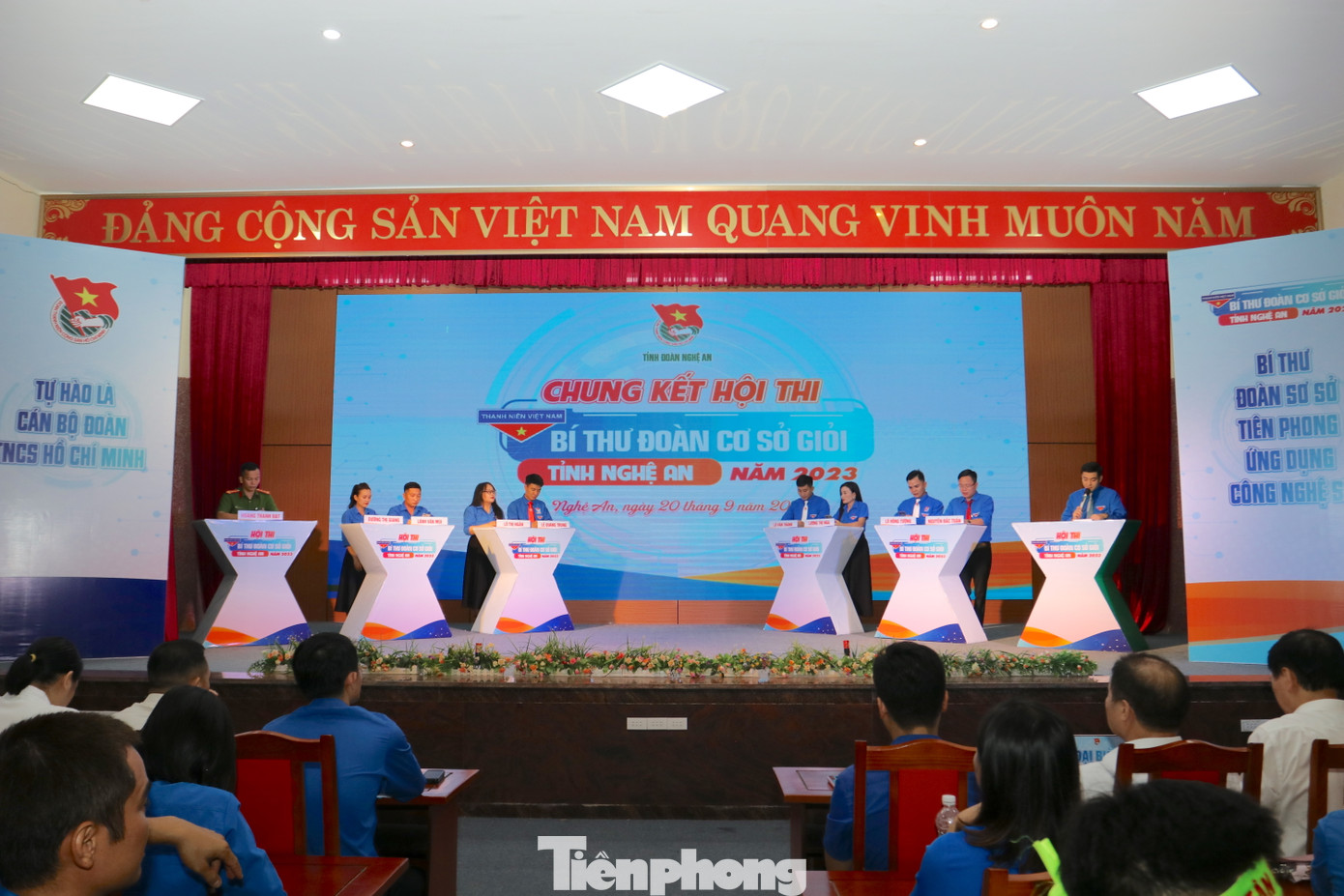 Các thí sinh tham gia các vòng thi.