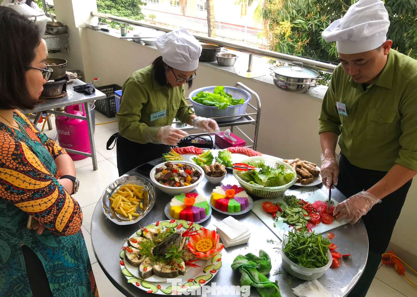 "Chúng tôi giám sát vì quy định chỉ đầu bếp nam mới được nấu, 1 thí sinh nữ chỉ phục vụ. Ai vi phạm sẽ trừ điểm. Chúng tôi cũng giám sát về đảm bảo vệ sinh an toàn. Cuộc thi vui nhưng phải chấm cho công bằng các đội vì ai cũng cố gắng hết mình. Nhìn các anh nấu nướng, trình bày món đẹp mắt chúng tôi nghĩ mình còn thua xa", chị Nguyễn Thị Giang (Phó Chủ tịch Hội phụ nữ Bệnh viện Quân y 4) - giám khảo cuộc thi vừa cười vừa chia sẻ. "Chúng tôi giám sát vì quy định chỉ đầu bếp nam mới được nấu, 1 thí sinh nữ chỉ phục vụ. Ai vi phạm sẽ trừ điểm. Chúng tôi cũng giám sát về đảm bảo vệ sinh an toàn. Cuộc thi vui nhưng phải chấm cho công bằng các đội vì ai cũng cố gắng hết mình. Nhìn các anh nấu nướng, trình bày món đẹp mắt chúng tôi nghĩ mình còn thua xa", chị Nguyễn Thị Giang (Phó Chủ tịch Hội phụ nữ Bệnh viện Quân y 4) - giám khảo cuộc thi vừa cười vừa chia sẻ.