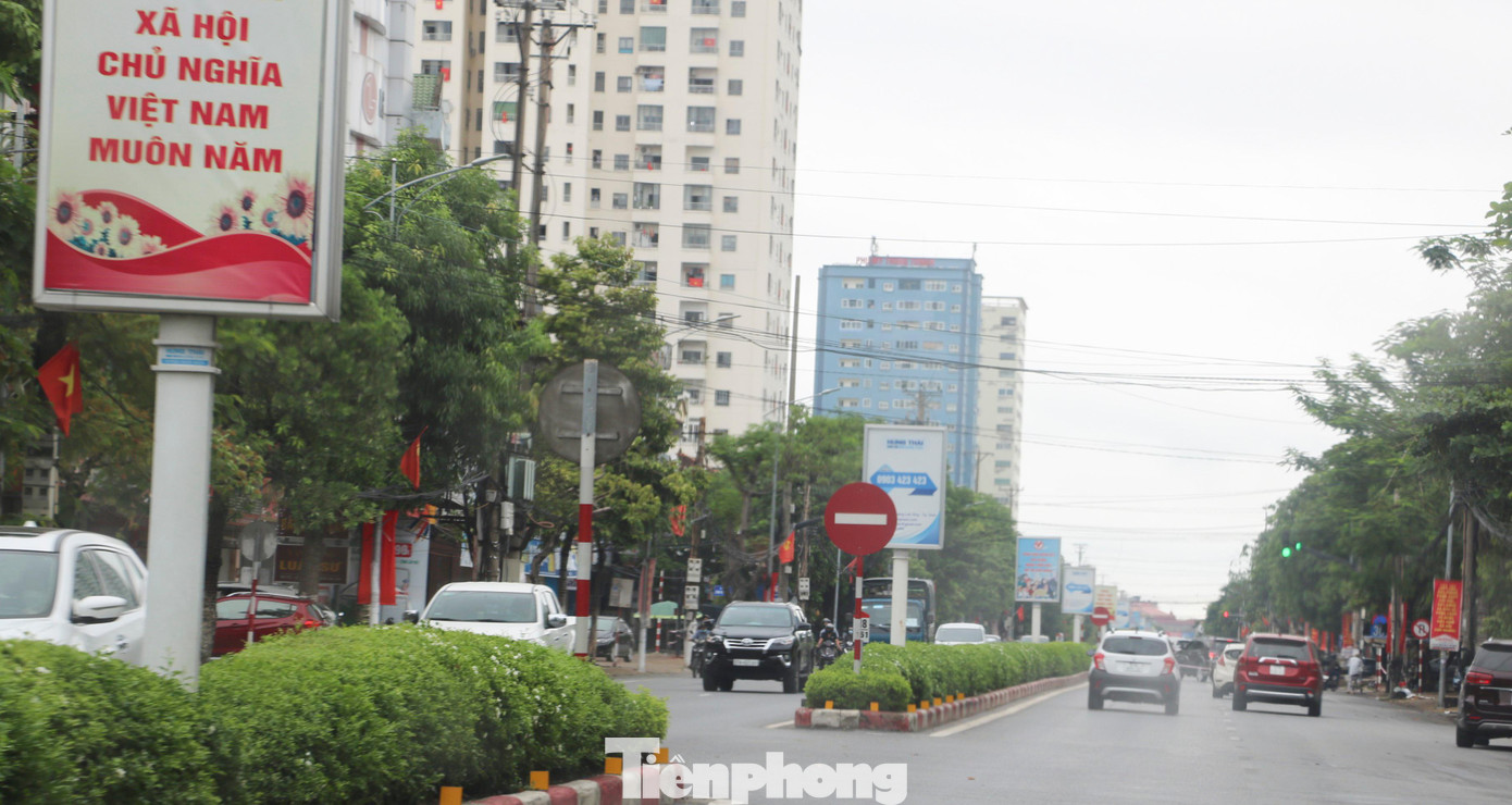 Sau 2 tuần thực hiện mức cao hơn Chỉ thị 16 cùng với chiến dịch lấy mẫu xét nghiệm trên diện rộng, tình hình dịch COVID-19 trên địa bàn thành phố Vinh cơ bản dịu lắng khi số ca bệnh cộng đồng ít hơn. Tuy nhiên, nguy cơ bùng phát dịch còn tiềm ẩn. Ngay khi các Quyết định điều chỉnh khu vực cách ly, giãn cách xã hội được ban hành, trên các tuyến đường, người tham gia giao thông trở nên đông hơn.