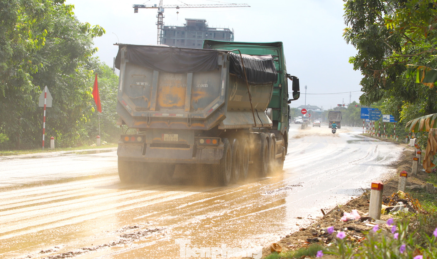 Được biết, một số đơn vị chức năng thỉnh thoảng có thực hiện việc tưới nước để hạn chế bụi. Tuy nhiên, lượng lớn bùn đất, cát từ xe tải rơi xuống mặt đường nên khi tưới nước càng làm tuyến đường thêm nhầy nhụa.