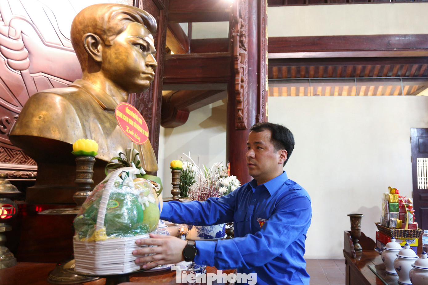 Anh Ngô Văn Cương dâng hoa và lễ vật trước tượng anh hùng, liệt sĩ Lý Tự Trọng. Anh Ngô Văn Cương dâng hoa và lễ vật trước tượng anh hùng, liệt sĩ Lý Tự Trọng.