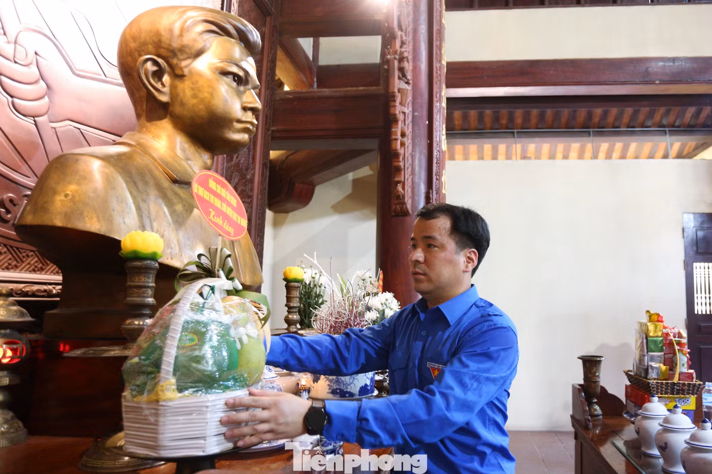 Anh Ngô Văn Cương dâng hoa và lễ vật trước tượng anh hùng, liệt sĩ Lý Tự Trọng.