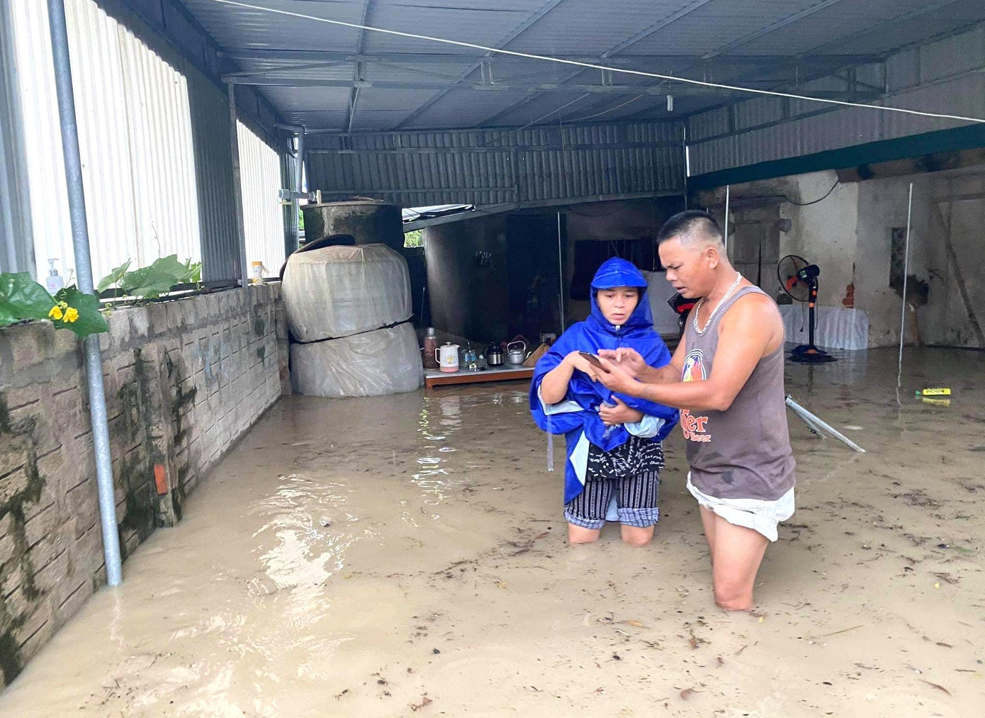 Nhiều nhà dân ở huyện Quỳnh Lưu bị ngập do mưa lớn Nhiều nhà dân ở huyện Quỳnh Lưu bị ngập do mưa lớn