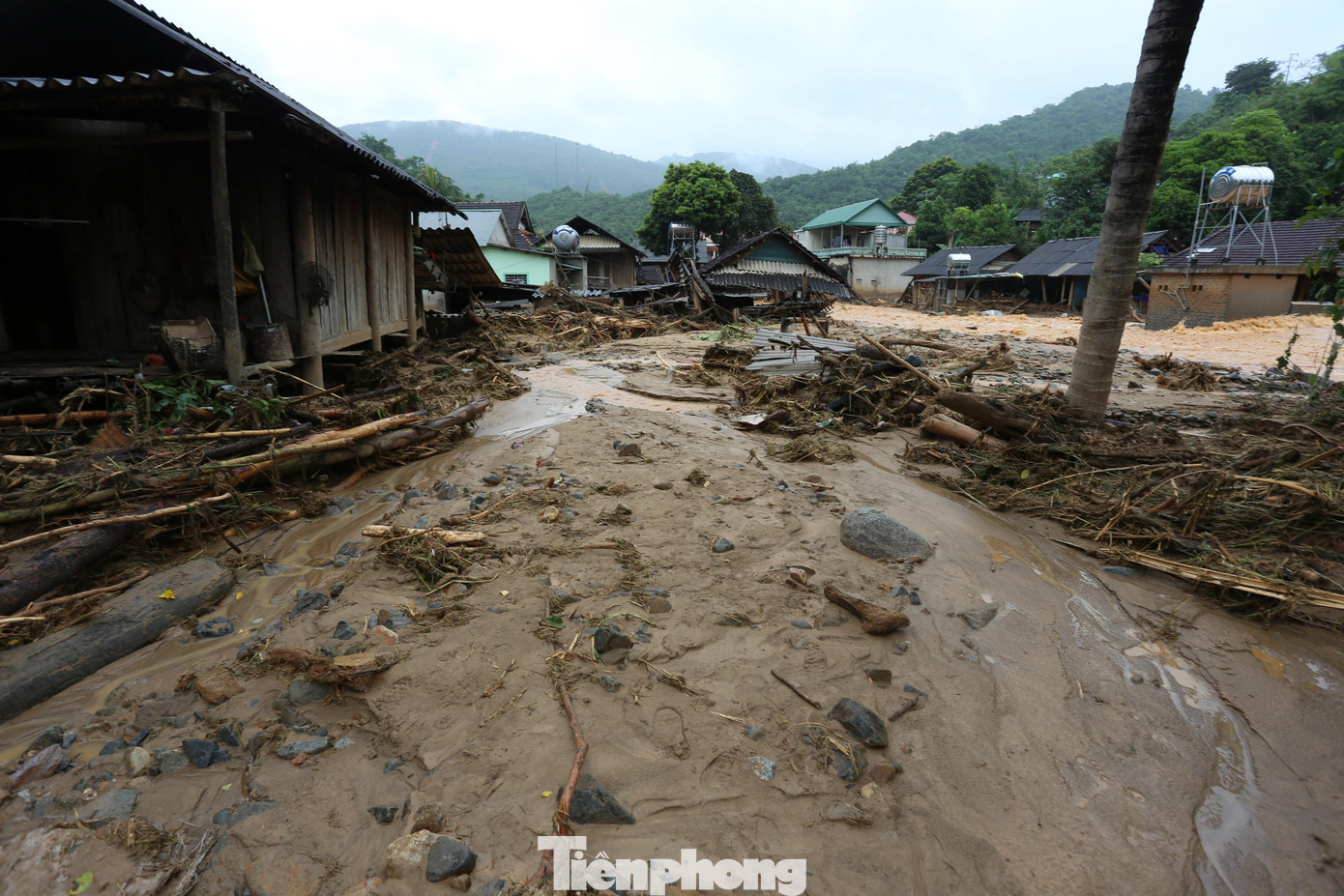 Con đường dẫn vào bản Hòa Sơn (Tà Cạ) ngổn ngang đất đá, cây cối sau trận lũ dữ.
