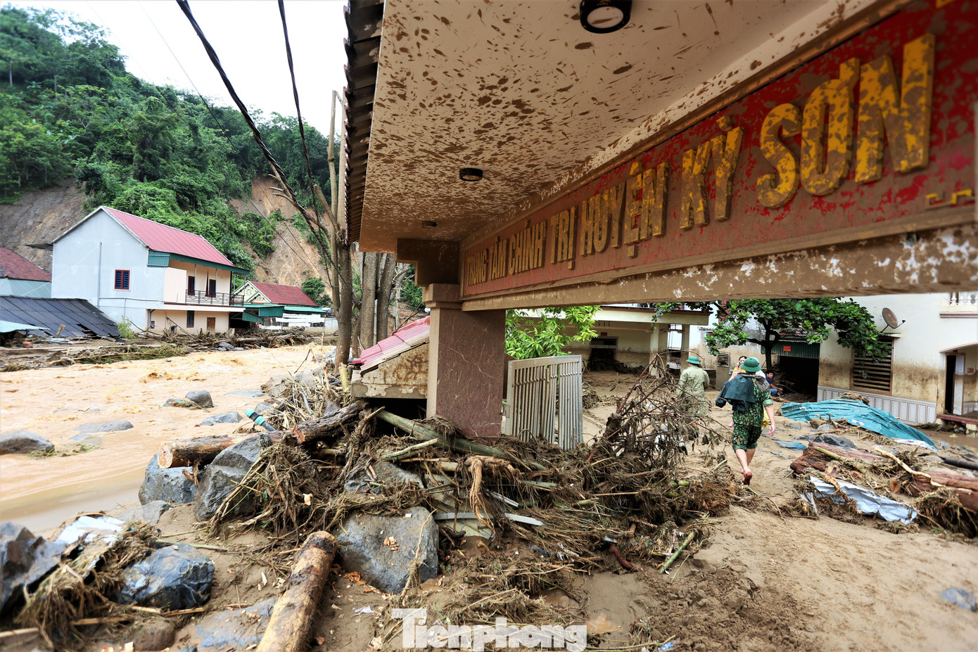 Lũ quét khiến nhiều trụ sở hành chính, ngân hàng ngổn ngang, hư hỏng.