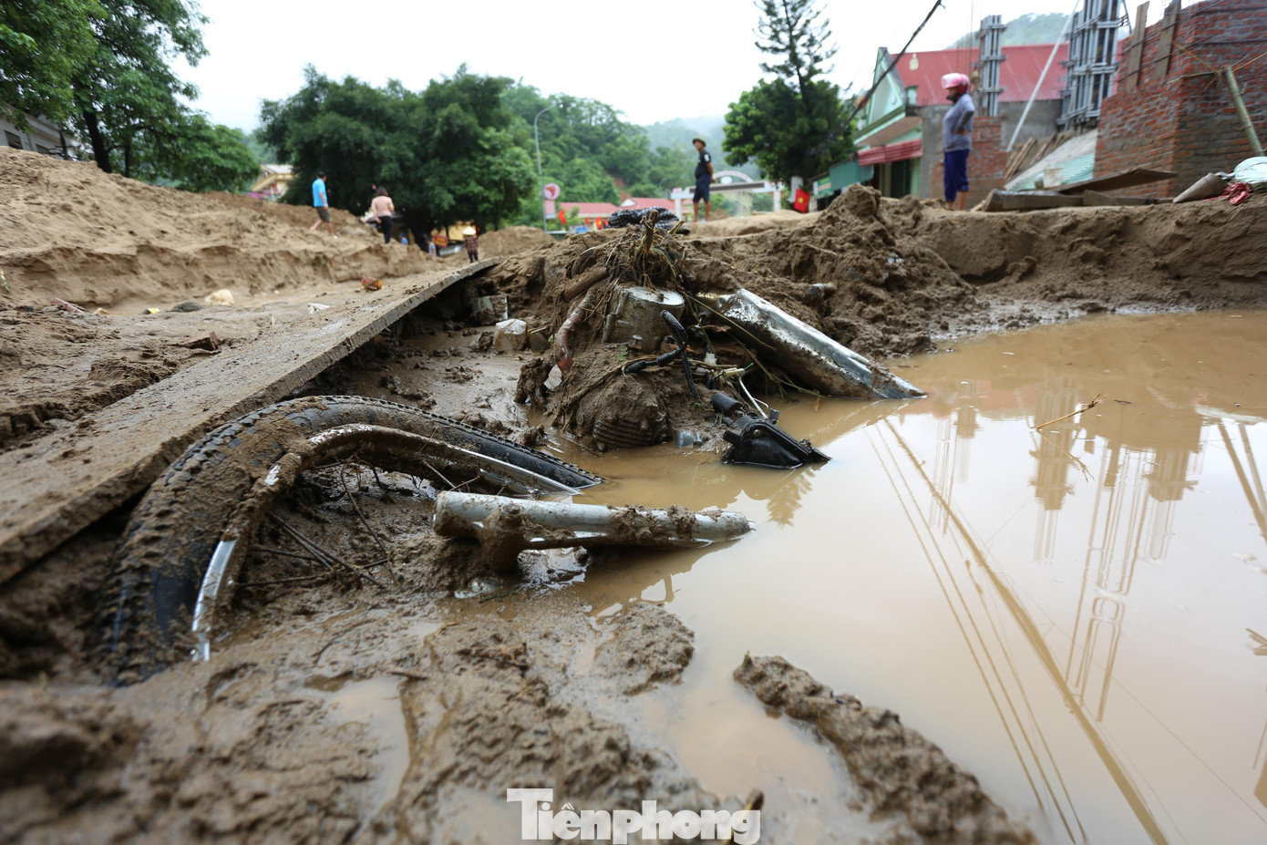 Nhiều xe máy bị vùi sâu dưới bùn đất.