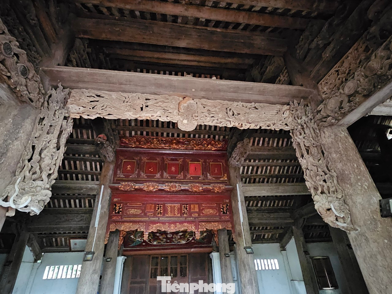 Điểm nhấn tại lối ra vào của đình Hoành Sơn là bức y môn chạm lộng với các hình tượng rồng rất tinh xảo. Điểm nhấn tại lối ra vào của đình Hoành Sơn là bức y môn chạm lộng với các hình tượng rồng rất tinh xảo.