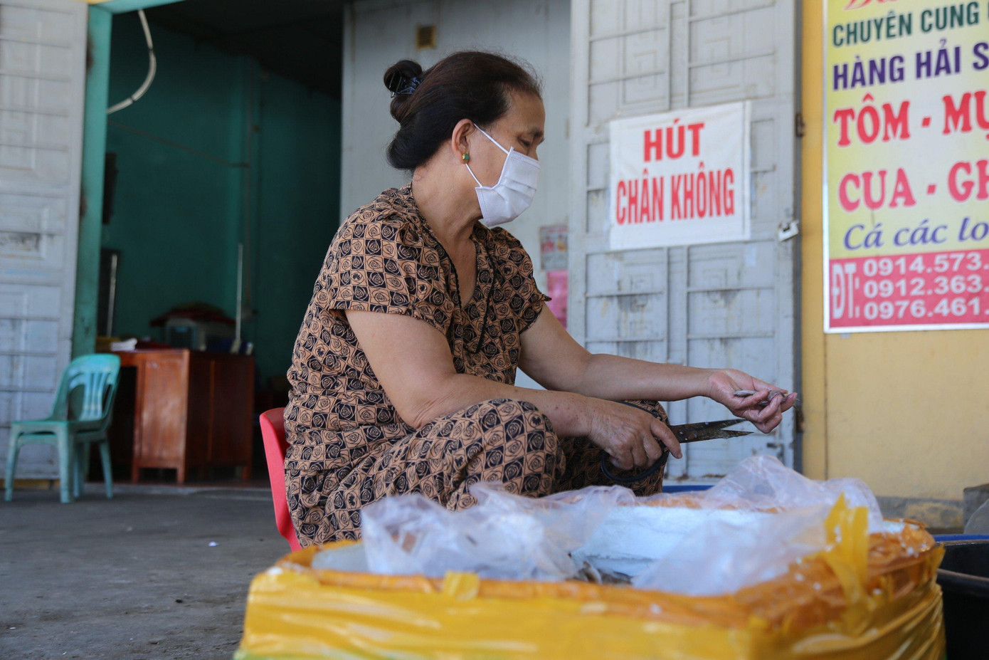 Bà Trương Thị Tiến (65 tuổi, trú phường Thu Thuỷ, TX. Cửa Lò) cho biết, bà bắt đầu thu mua hải sản do ngư dân đánh bắt về từ đầu năm để dự trữ, phục vụ du lịch. Tuy nhiên, đúng dịp cao điểm du lịch thì dịch bùng phát mạnh ở nhiều địa phương, hải sản dồn lại trong kho hàng chục tấn không thể xuất xưởng.
