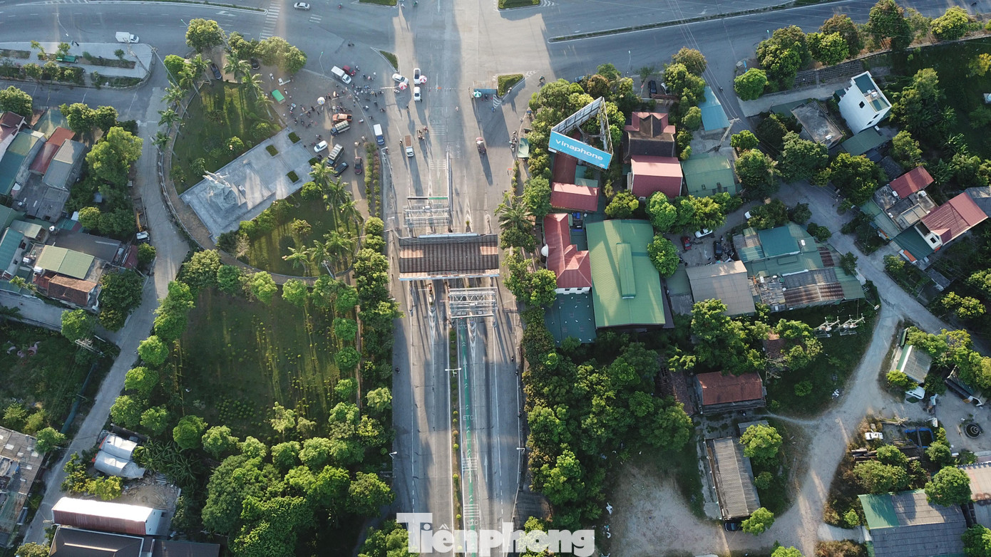 Ngay sau khi có quyết định thực hiện chỉ thị 16 của Ban chỉ đạo phòng chống dịch COVID-19 tỉnh Nghệ An, rạng sáng 17/8, thành phố Vinh đã thiết lập 14 chốt kiểm soát ở các cửa ngõ. Đây là lần thứ 2 thành phố Vinh áp dụng chỉ thị 16 để phòng chống dịch. Trong ảnh: Chốt kiểm soát tại cầu Bến Thủy 1, một trong những chốt quan trọng khi giáp ranh với tỉnh Hà Tĩnh.