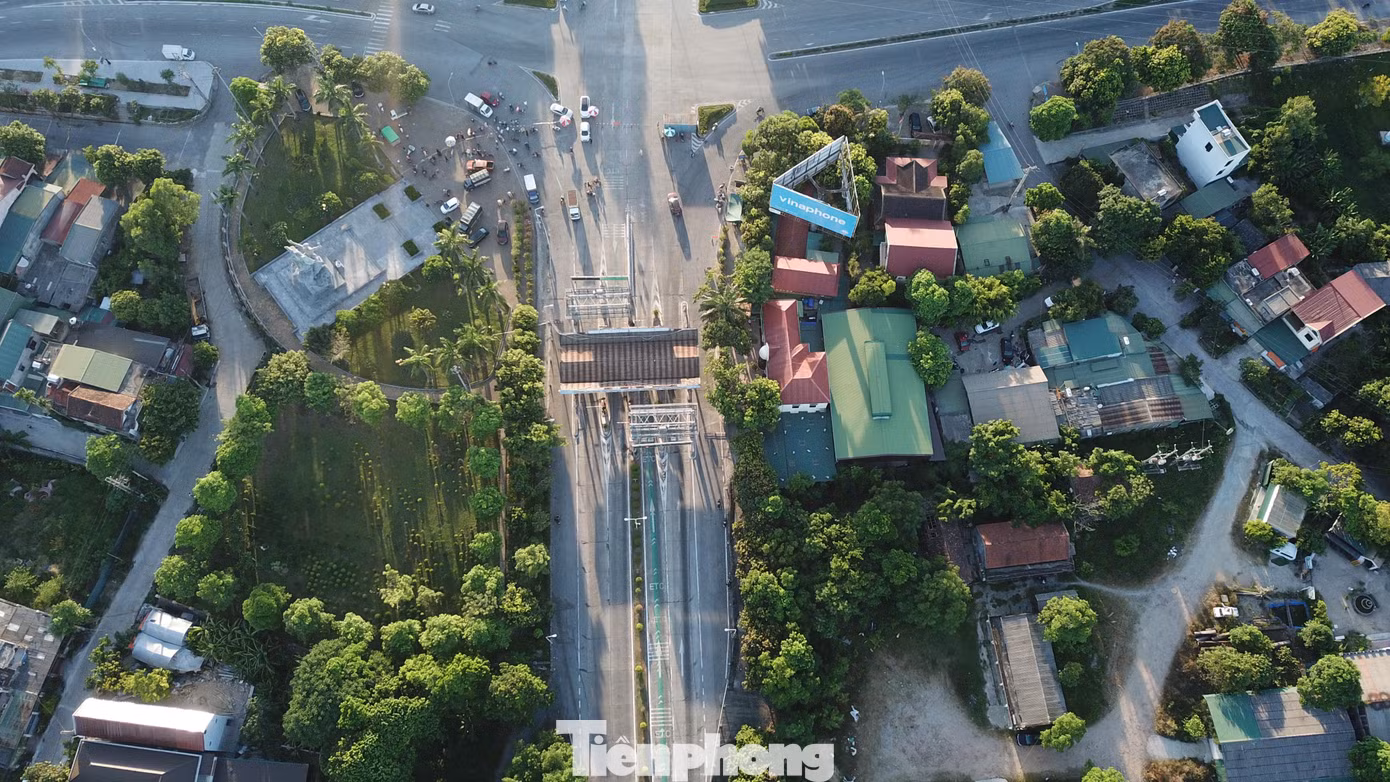 Ngay sau khi có quyết định thực hiện chỉ thị 16 của Ban chỉ đạo phòng chống dịch COVID-19 tỉnh Nghệ An, rạng sáng 17/8, thành phố Vinh đã thiết lập 14 chốt kiểm soát ở các cửa ngõ. Đây là lần thứ 2 thành phố Vinh áp dụng chỉ thị 16 để phòng chống dịch. Trong ảnh: Chốt kiểm soát tại cầu Bến Thủy 1, một trong những chốt quan trọng khi giáp ranh với tỉnh Hà Tĩnh.