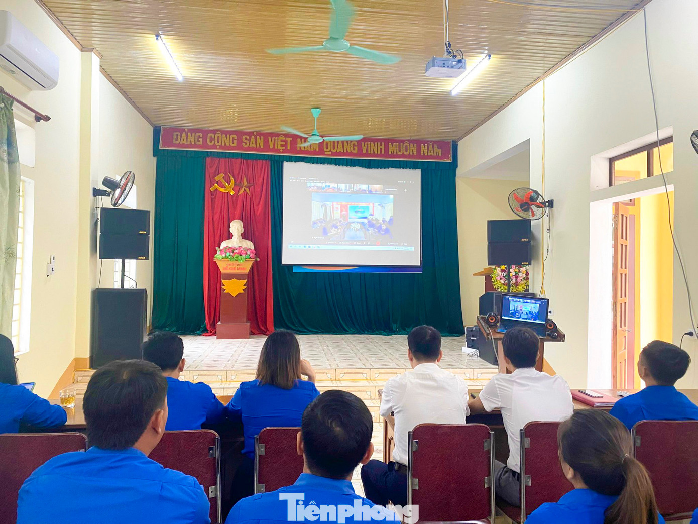 Bí thư Đoàn cơ sở tham dự hội nghị bằng hình thức trực tuyến. Bí thư Đoàn cơ sở tham dự hội nghị bằng hình thức trực tuyến.