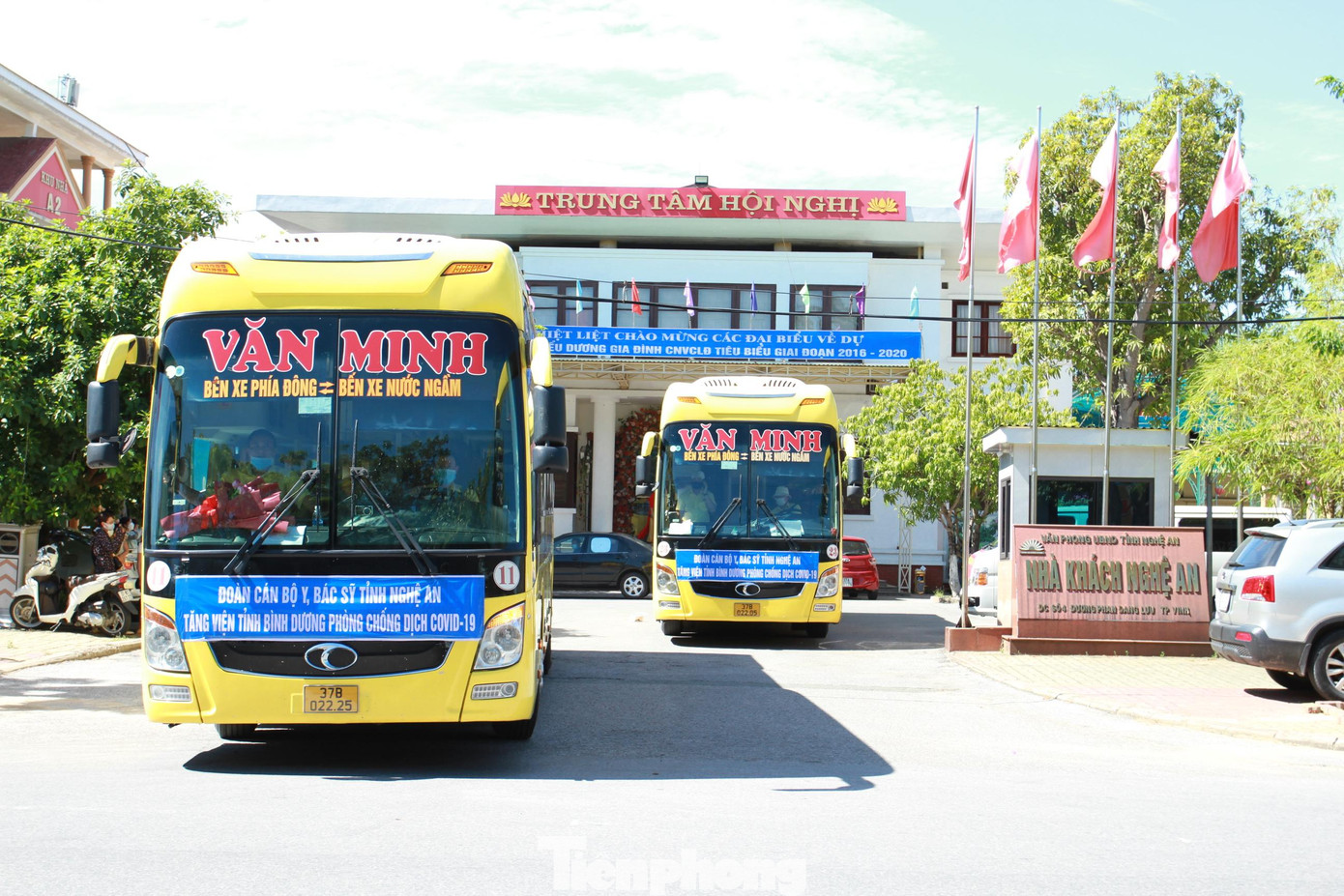 Ngay sau lễ xuất quân, 60 cán bộ, nhân viên y tế lên xe khách ra sân bay Nội Bài để vào Bình Dương. Ngay sau lễ xuất quân, 60 cán bộ, nhân viên y tế lên xe khách ra sân bay Nội Bài để vào Bình Dương.