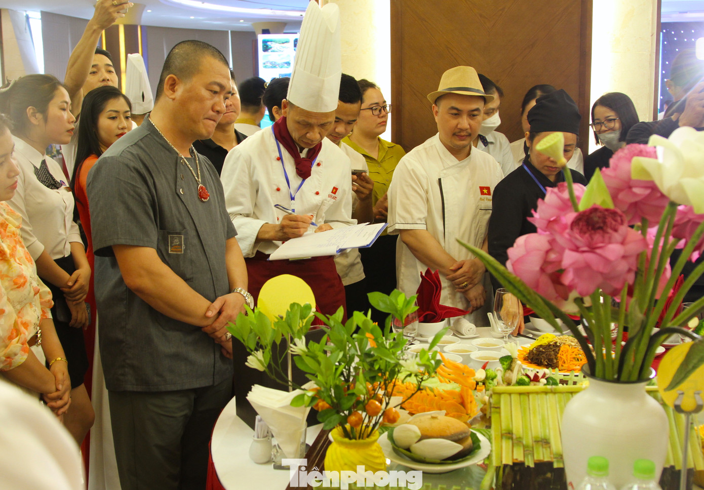 Các giám khảo lắng nghe đầu bếp thuyết trình mâm cơm dự thi. Cuối cuộc thi, Ban tổ chức đã trao 1 giải nhất cho đội Khách sạn Mường Thanh Sông Lam. Ngoài ra còn có 2 giải nhì, 3 giải ba và 6 giải phụ cho các đội tham dự thi.