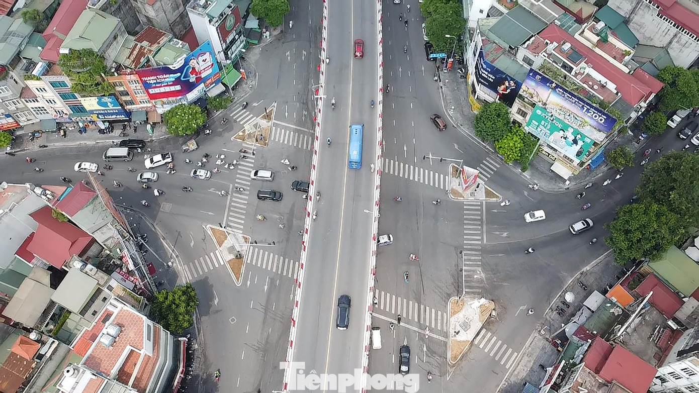 Ô Chợ Dừa ở ngã tư Hàng Bột - Khâm Thiên hiện nay. Theo Bản đồ Hà Nội, đường phố Khâm Thiên hình thành rất sớm với hàng loạt các thôn như Tương Thuận, Khâm Đức, Tô Tiền tổng Hữu Nghiêm, Trung Tả, Quan Thổ và Xã Đàn tổng Thọ Xương. Ô Chợ Dừa ở ngã tư Hàng Bột - Khâm Thiên hiện nay. Theo Bản đồ Hà Nội, đường phố Khâm Thiên hình thành rất sớm với hàng loạt các thôn như Tương Thuận, Khâm Đức, Tô Tiền tổng Hữu Nghiêm, Trung Tả, Quan Thổ và Xã Đàn tổng Thọ Xương.